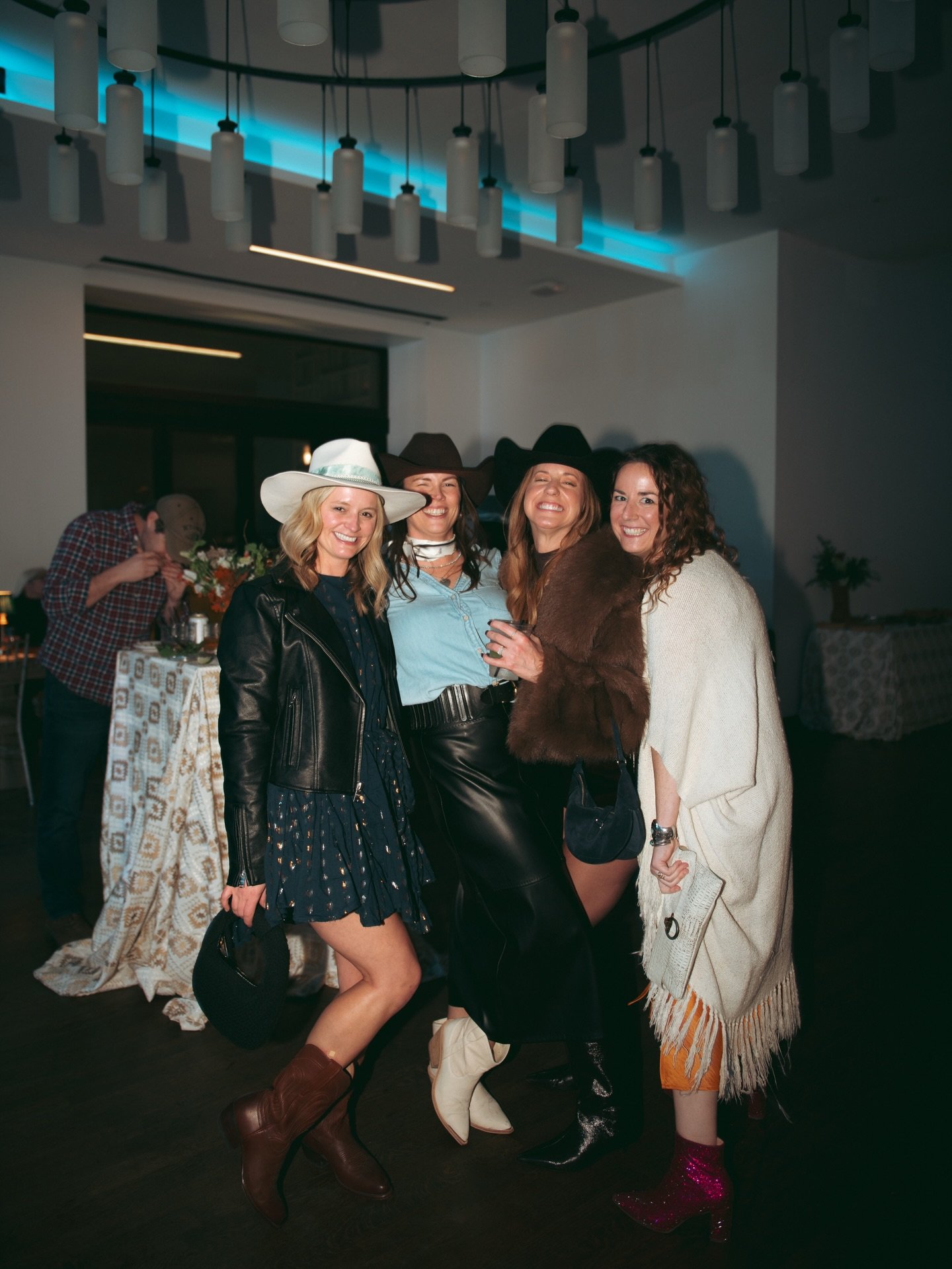 Everyone has more fun under a @mayven31hatco 🤷&zwj;♀️🌟 

Photography | @destini_serene