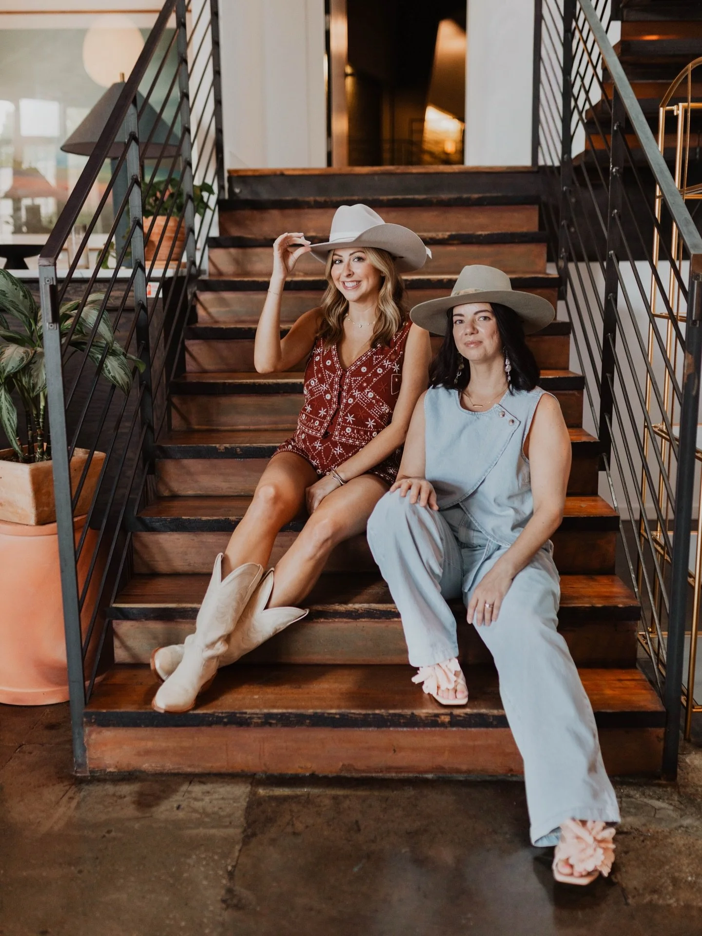 Get in girls, it&rsquo;s Galentine&rsquo;s Day 👯&zwj;♀️💘🤠 

Photography | @alyssabarletter @adelynnreesephotography