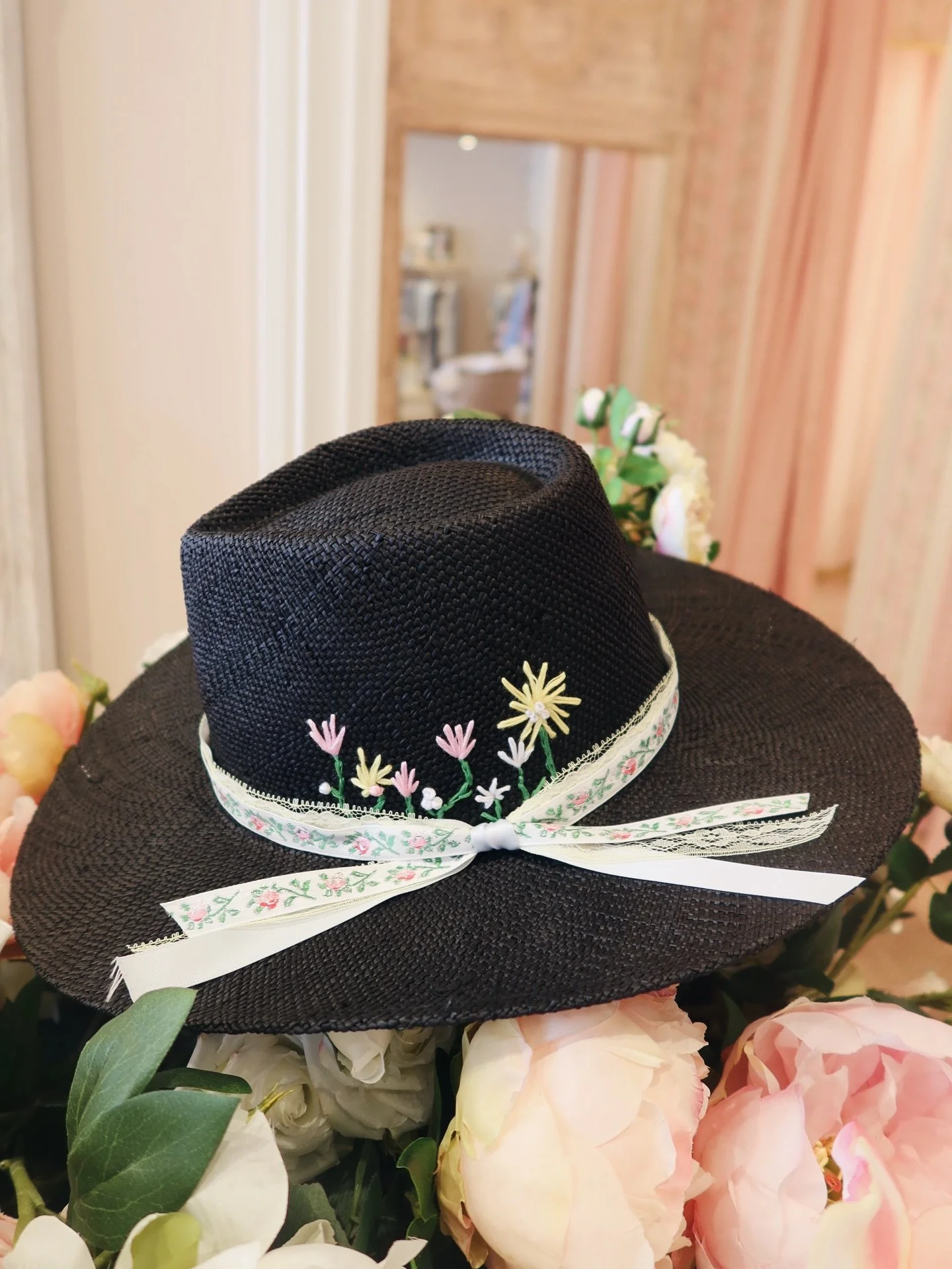 A few @loveshackfancykansascity x @mayven31hatco cuties 🎀✨💘☁️💛💫🕊️