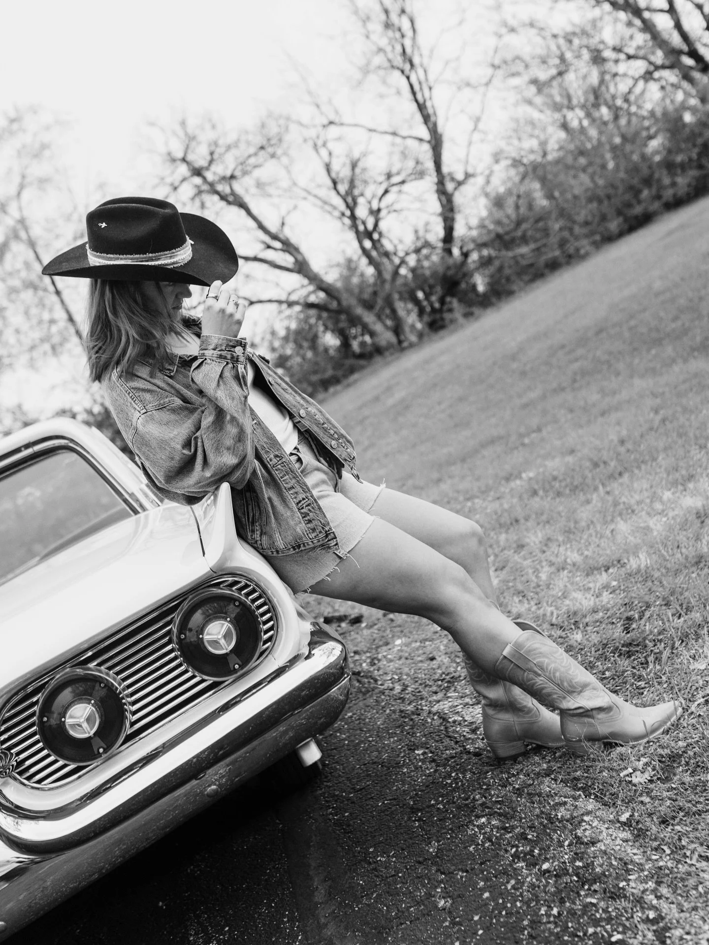 For the cool, for the confident xx 

Photography | @alyssabarletter 

#cowboyhat #tecovas #countryconcertoutfit #western #westernstyle