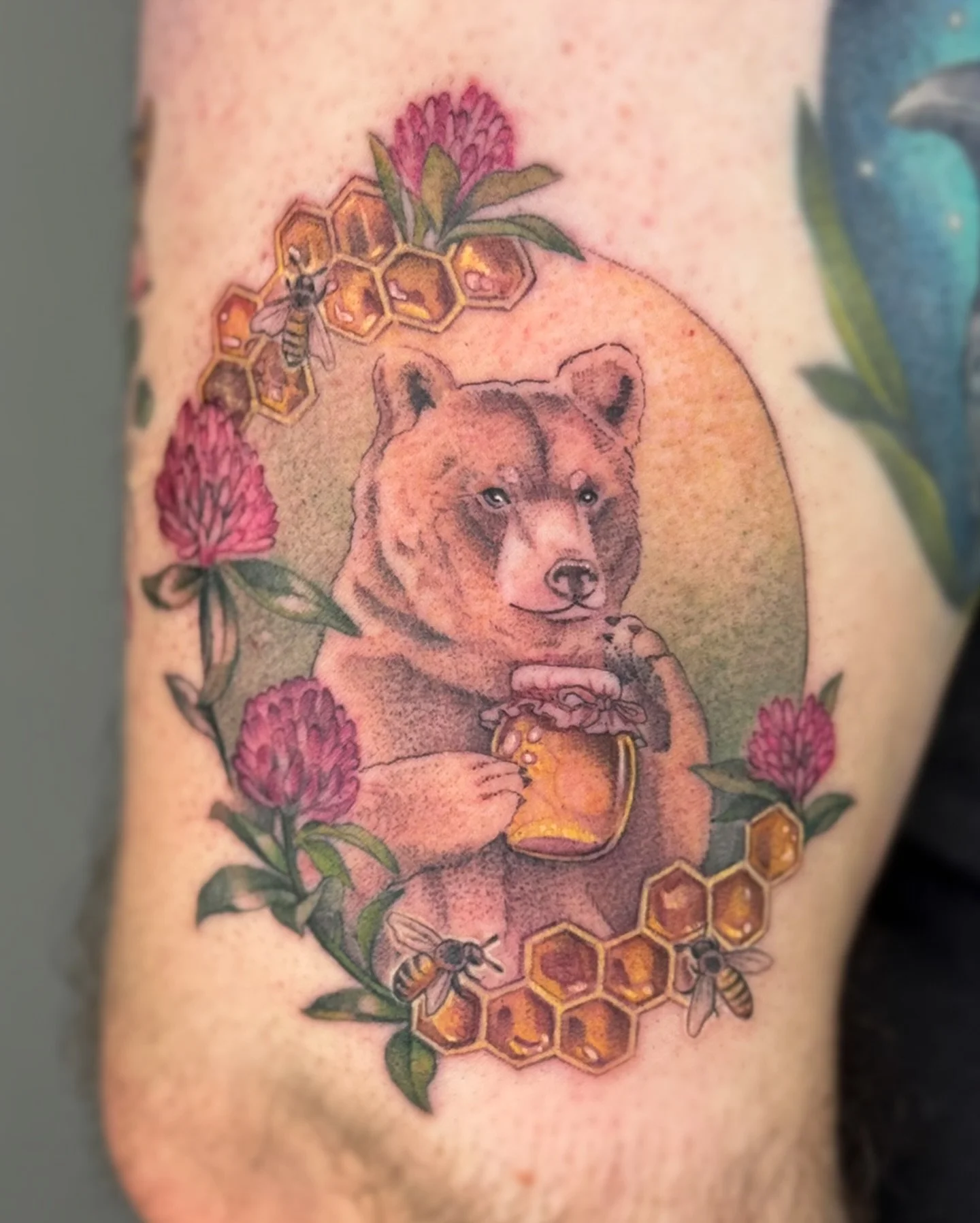 ✧ Honey Bear ✧
.
A sweet honey bear and its jar of honey with clover flowers, honeycomb and bees!  Thank you Leonid for the trust! 
.
I would absolutely love to take on more projects like this! 
. .
.
#tattoo #tattoos #tattooartist #tattooing #tattoo