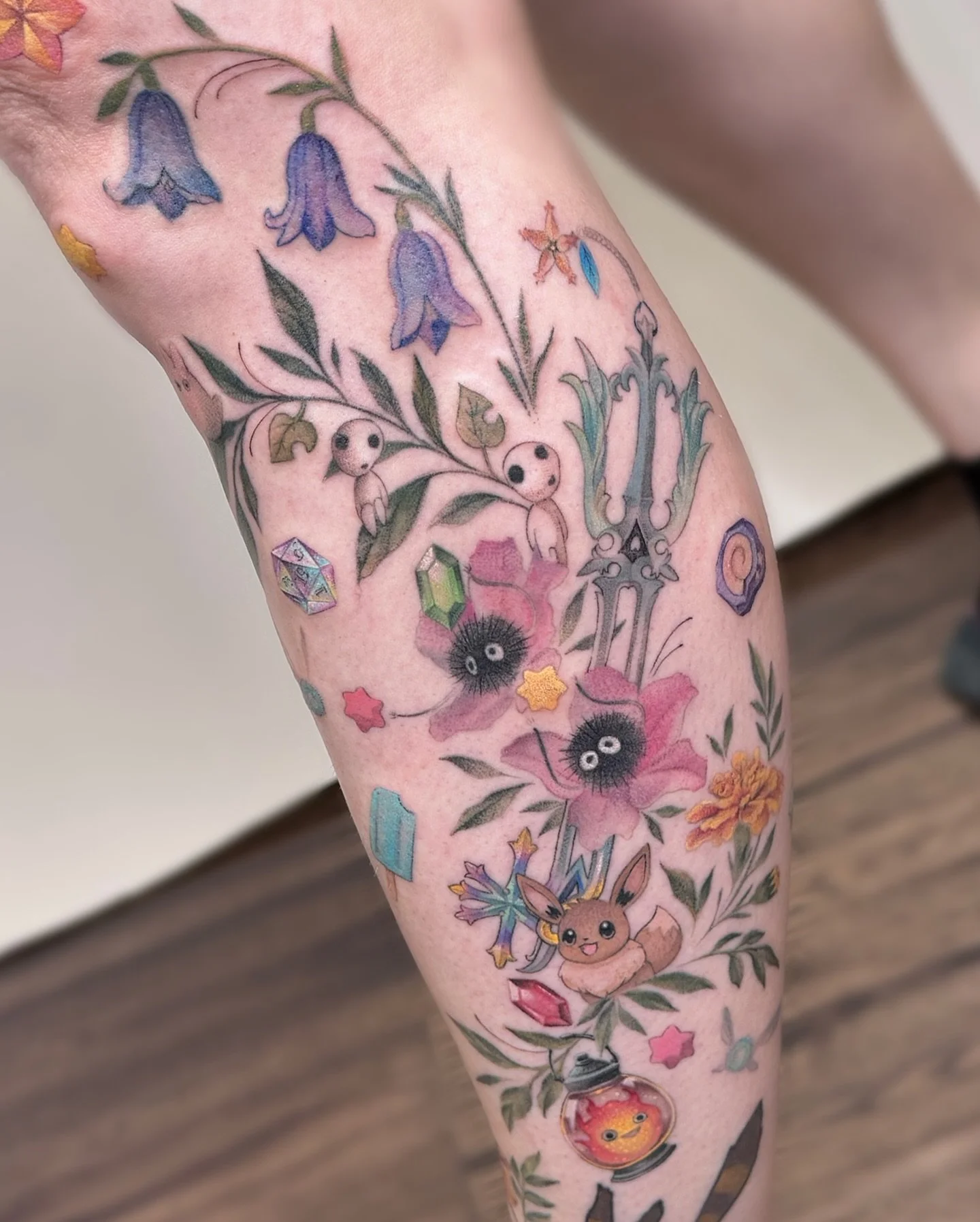 ✧One of my absolute favorite leg pieces Ive ever done 🤍 
Biggest thank you to Stephanie for your trust and patience! It was always a good day at the studio with you! 
.
Little guy ( Teto ) at the ankle was not done by me, but this tattoo / design wa