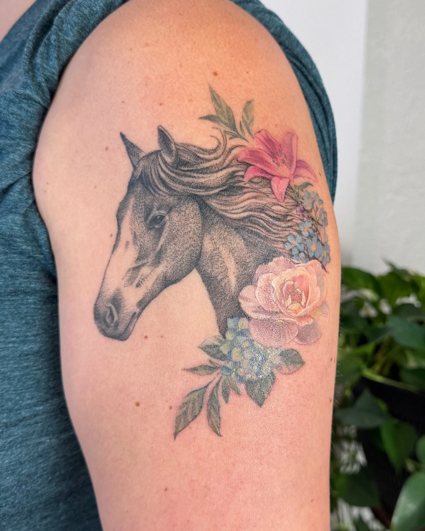✧ Horse &amp; Flowers ✧
.
A tattoo to represent my clients sweet horse 🤍
Thank you Kelsey for the trust!!  . 
Horse and half of the flowers are fully healed in this photo! 
.
.
. .
#tattoo #tattoos #tattooing #portrait #horse #horsetattoo #horses #h