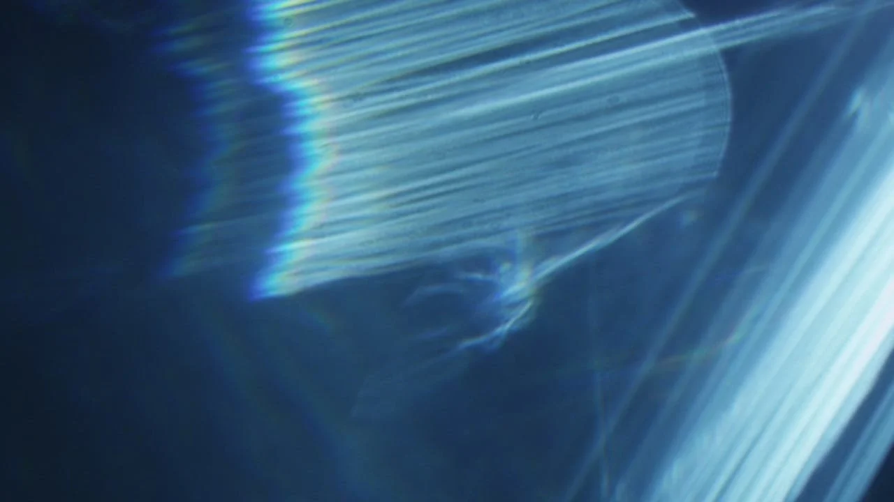 Lumières bleues et blanches créant un effet abstrait et lumineux