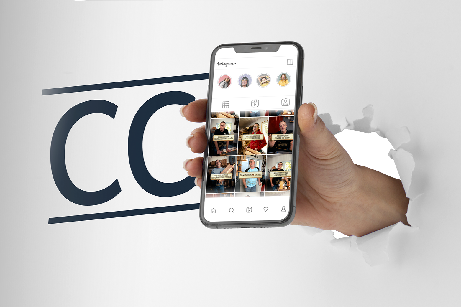 Une main tenant un smartphone qui affiche une grille de photos Instagram, émergeant d'un trou dans un mur avec le mot 'CO' écrit à côté.