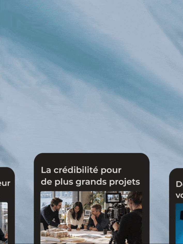 Équipe d’architectes analysant des plans autour d’une table, filmée dans un bureau moderne.