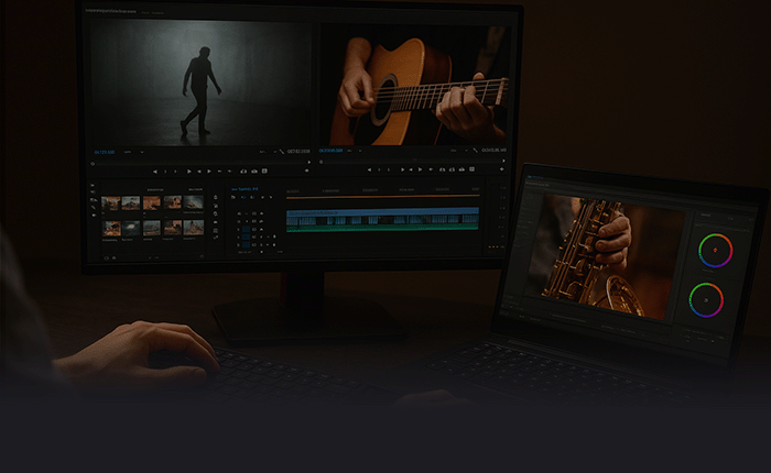 Personne travaillant sur un montage vidéo avec deux écrans affichant des images de musique et de vidéo.