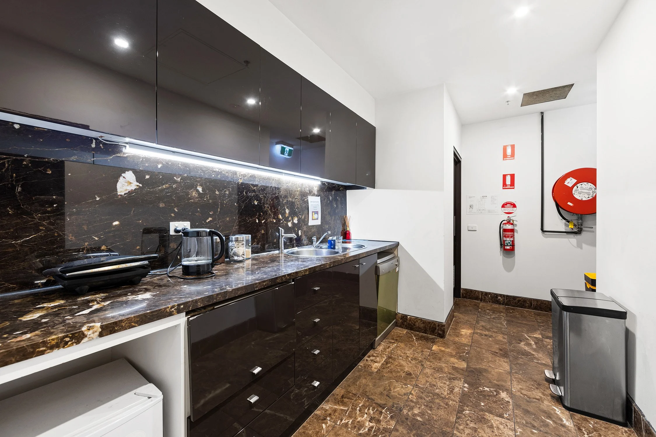 8 Kitchen.jpg