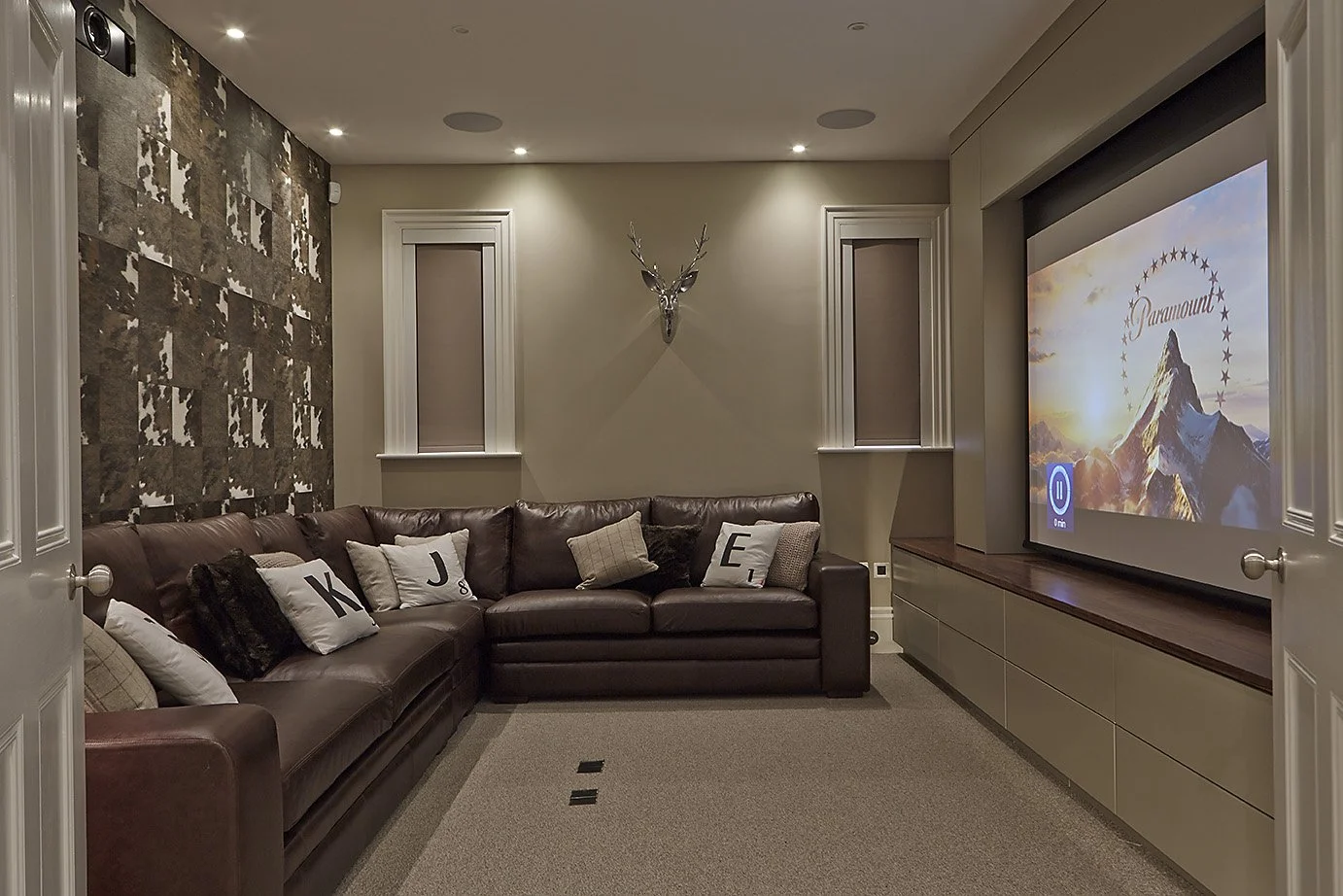 Theatre room with brown, cozy tones 