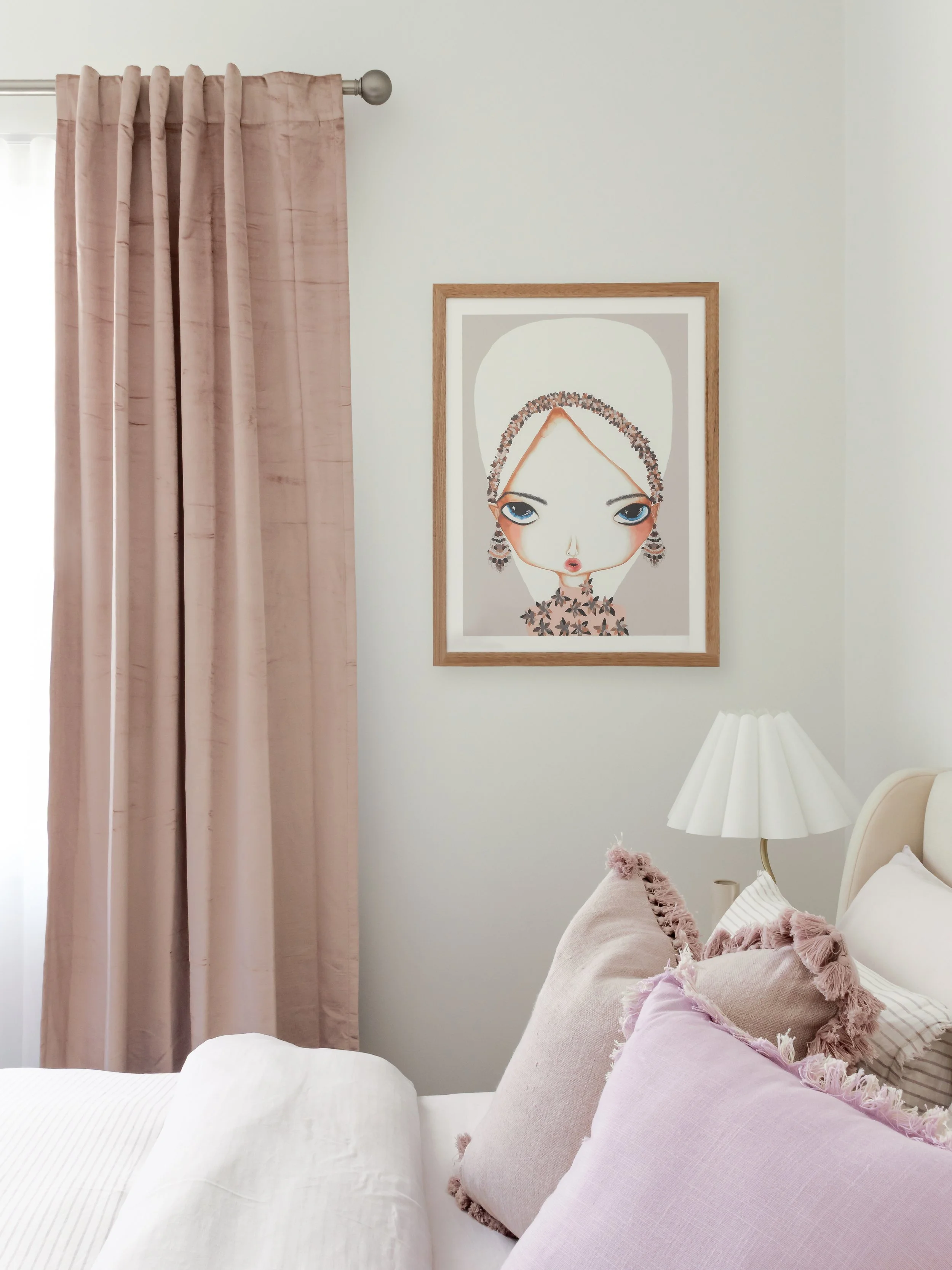 bedroom with light tones and pink decoration 
