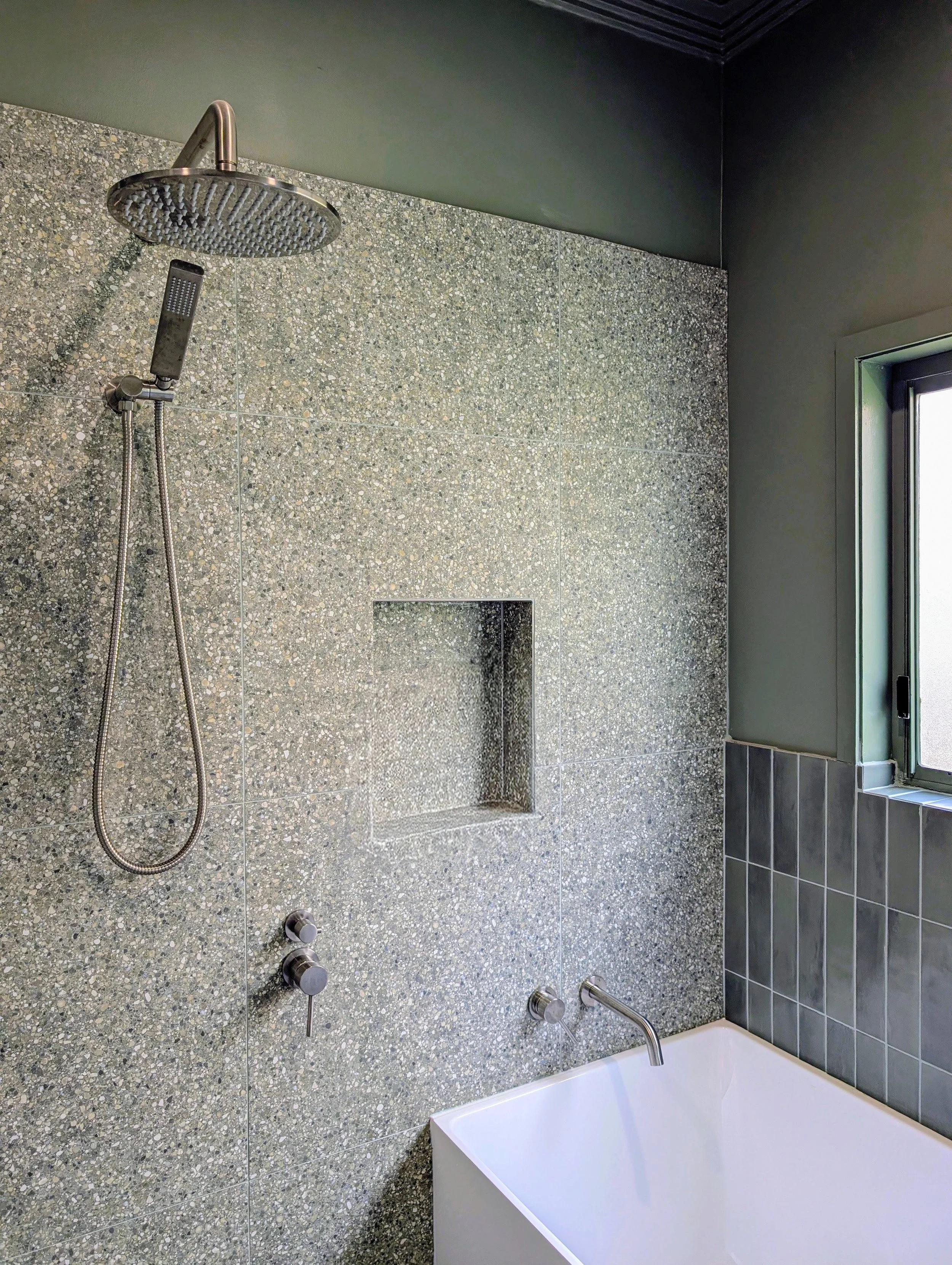 combined wet area for shower and bathtub 