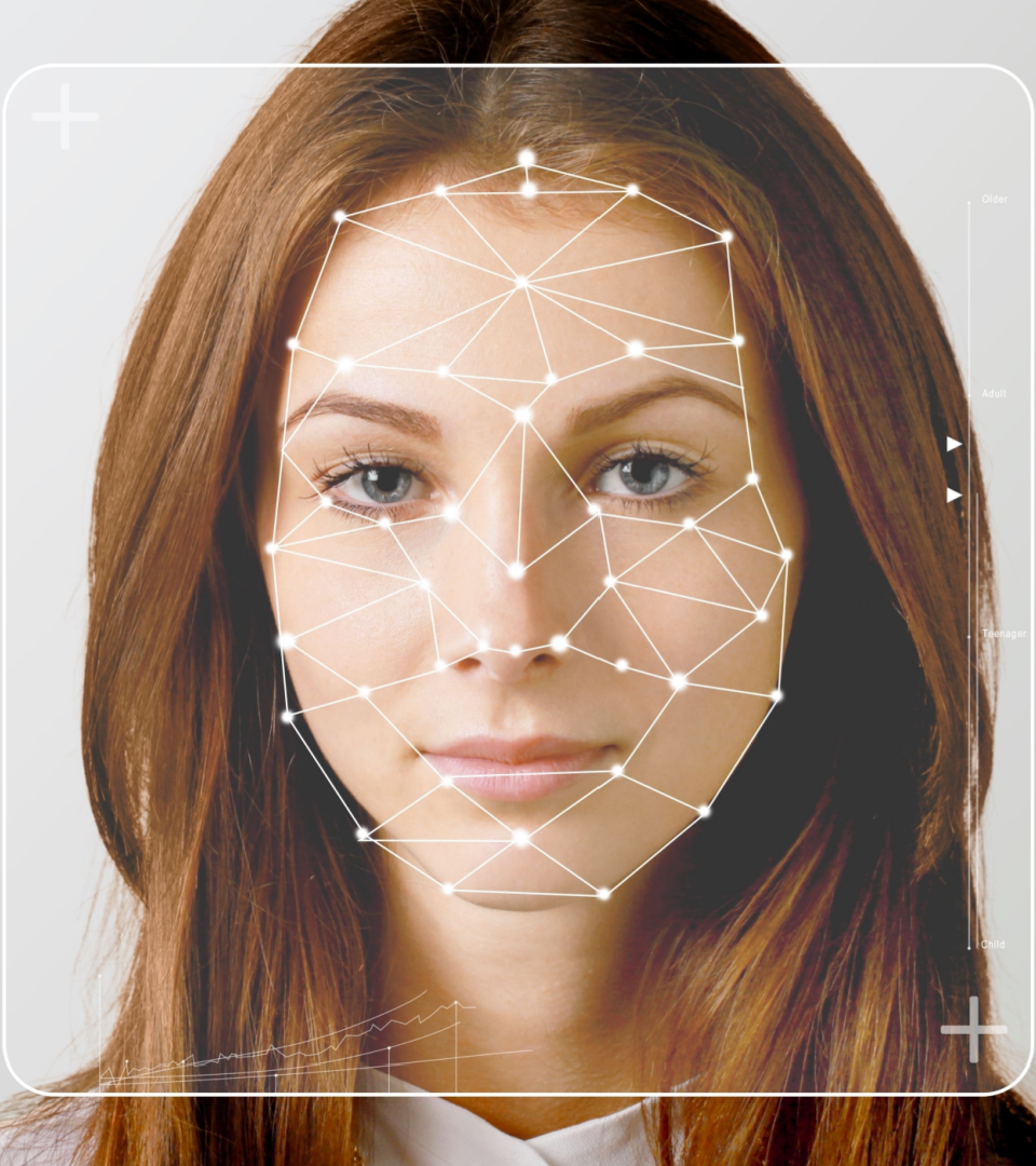 Retrato de una mujer con cabello castaño claro y ojos azules, con un mapa de puntos y líneas que mapea su rostro, simbolizando reconocimiento facial o análisis biométrico.