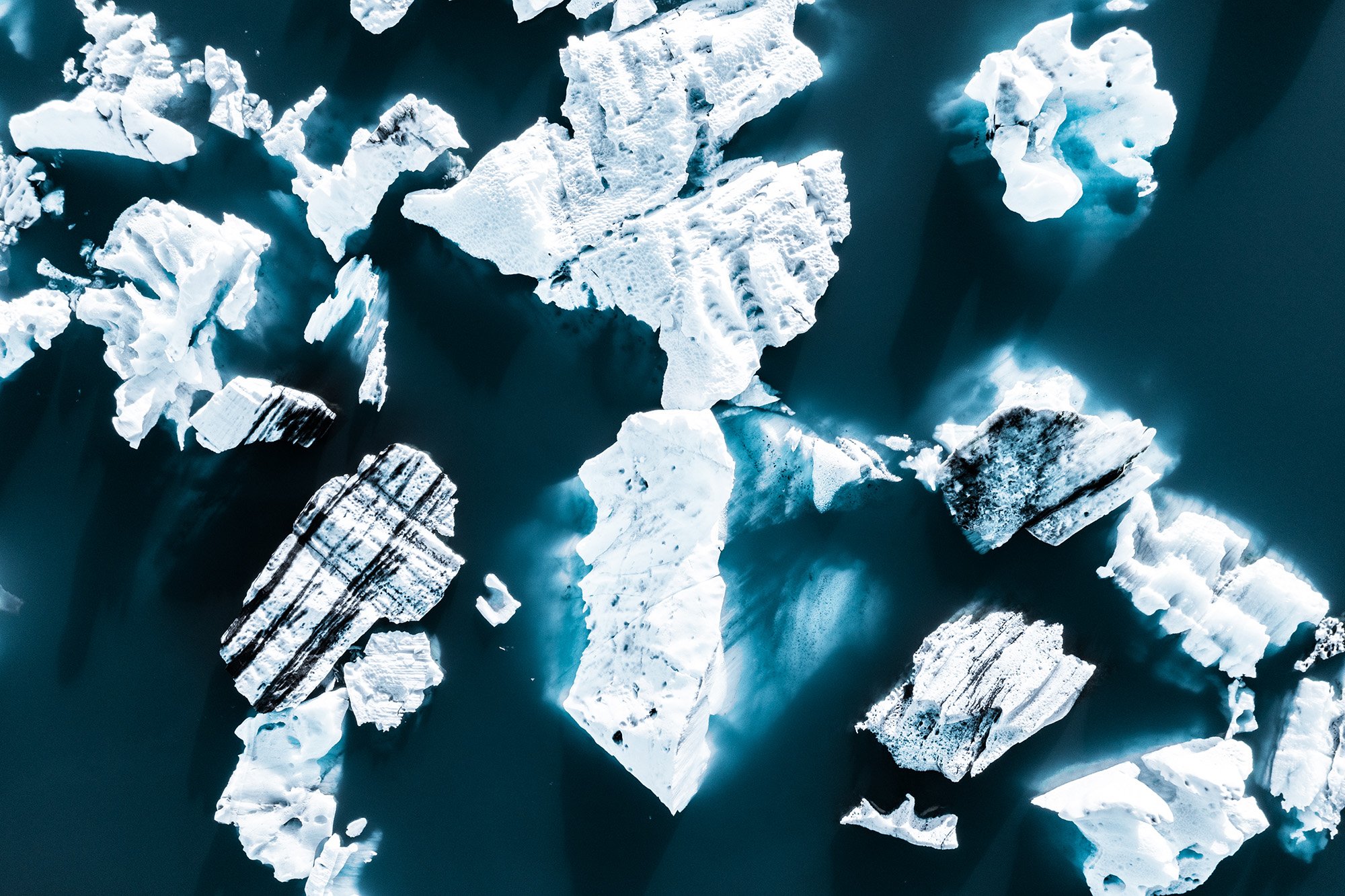 Eisschollen und Eisberge in einem kalten Wasser, aufgenommen aus der Luft.