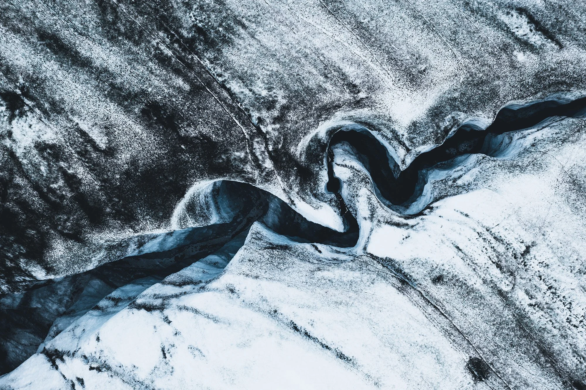 Gletscher mit engen, verstörten Eisästchen in gefrorener Flusslandschaft