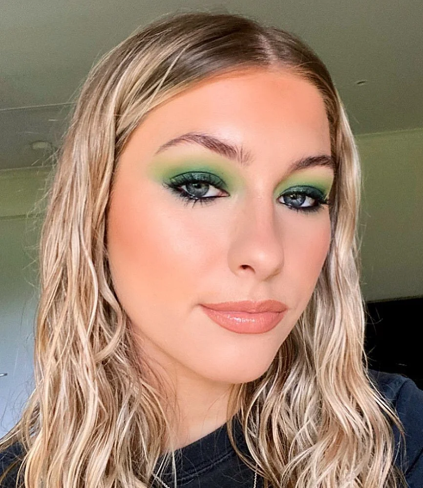 Still obsessed with this look 💚
#leahjmakeupartistry 
#melbournemua #makeup #makeupartist #makeuplooks #formalmakeup #formal #muasupportpage #melbournefreelanceartist #freelancemua #makeupartistworldwide #makeupaddict #makeuplover #makeupinspo #mak