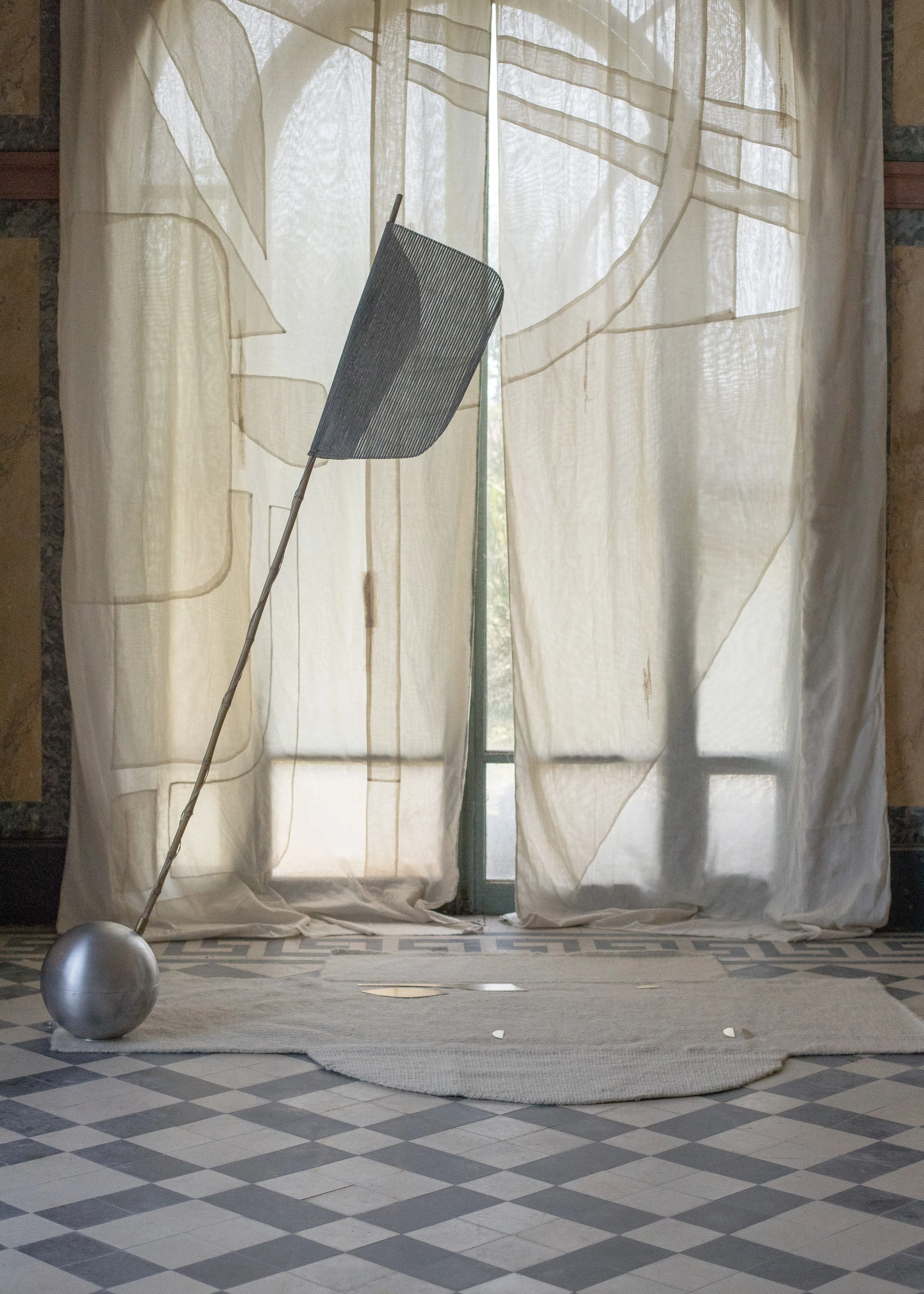 lampe Celeste, boule aluminium lesté, bambou du jardin, capeline papier tressé