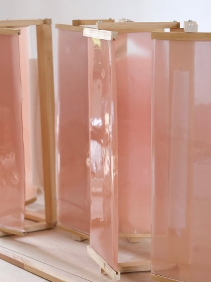 résine rosée opalescente