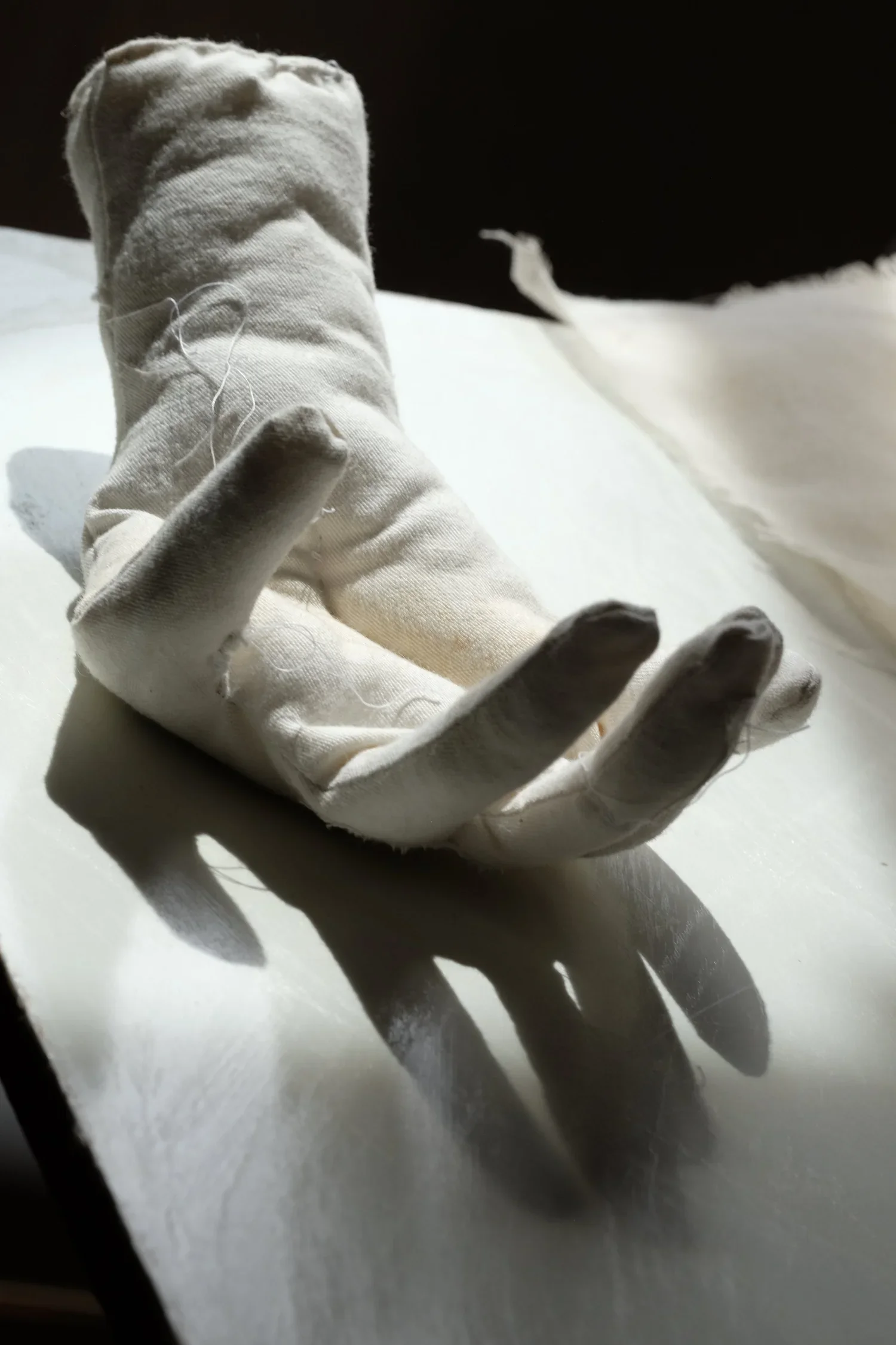 Anatomie en bout. Les mains, coton ancien cousu à la main, bourre synthétique et fil de fer