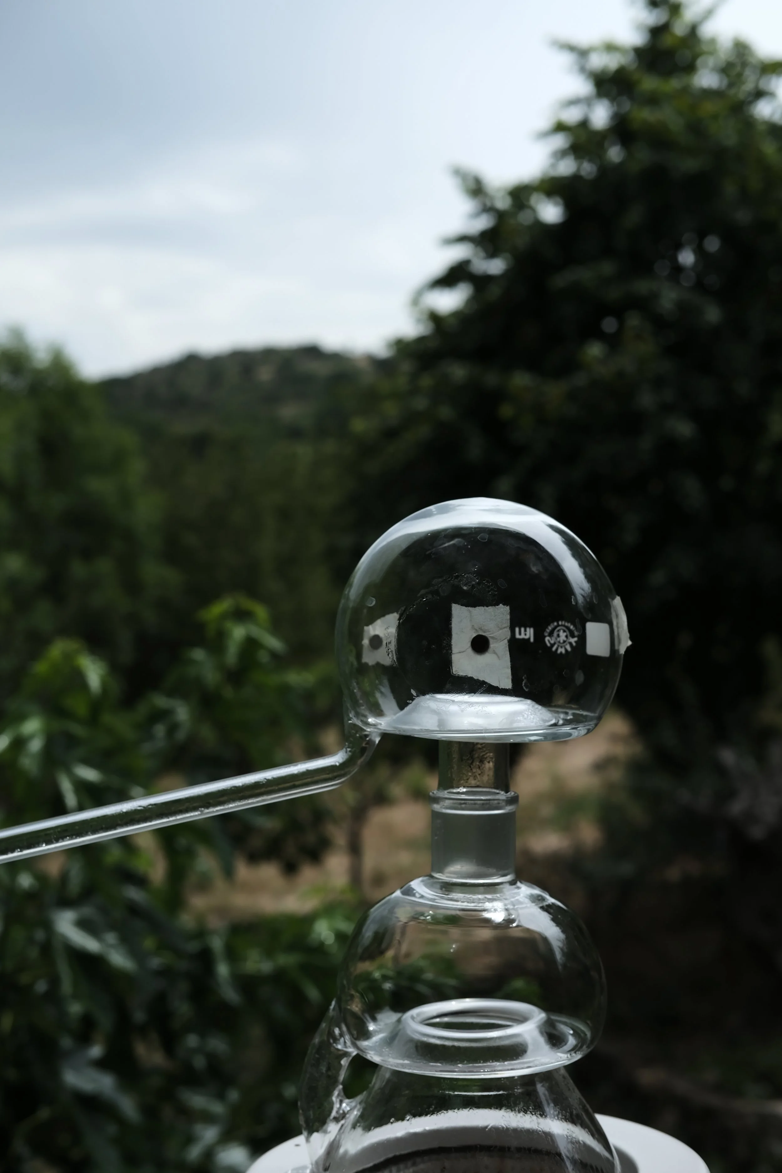 Alambic et distillation au soleil avec aimant et miroir