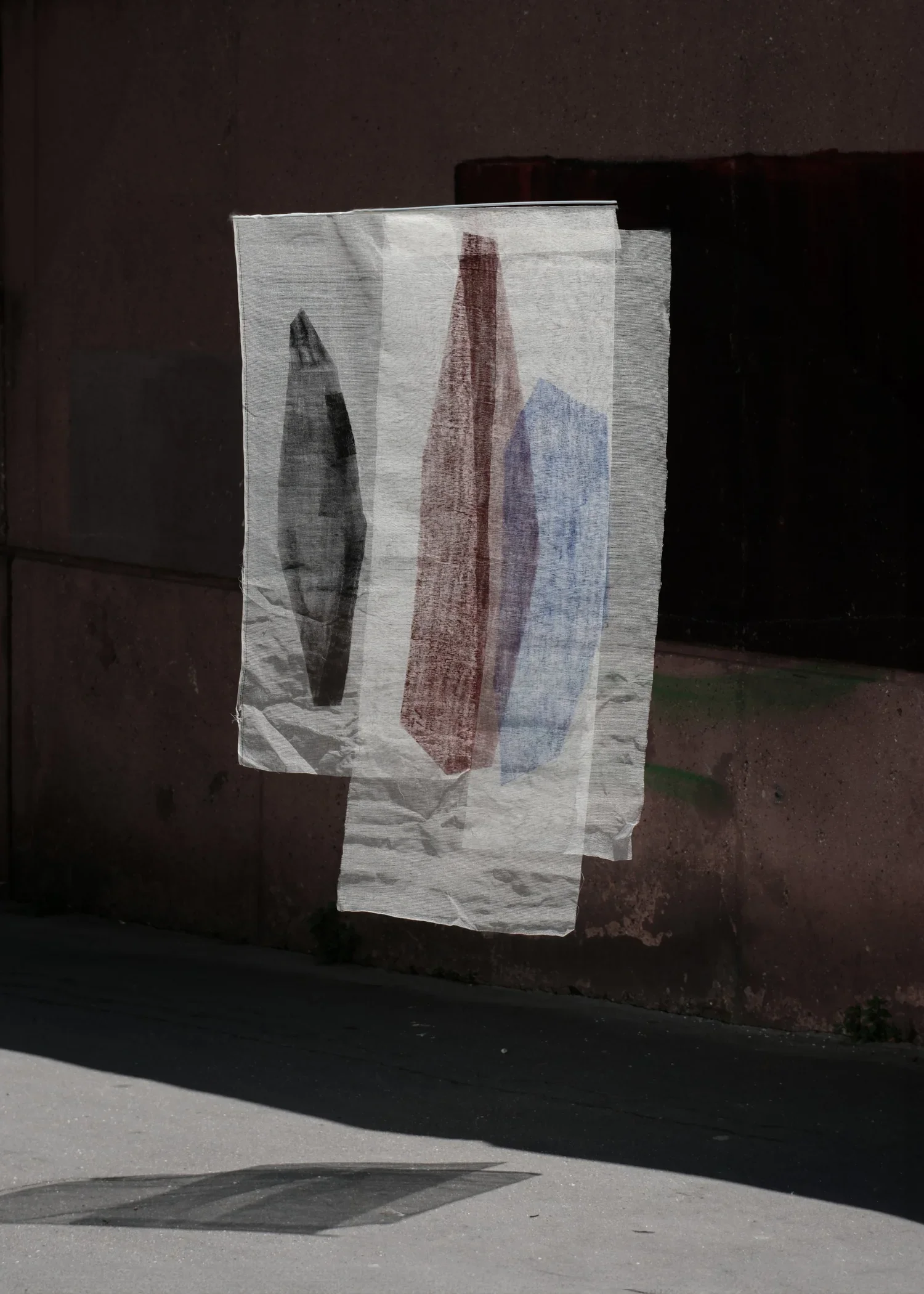 Mobile textile, assemblage de tarlatane peinte