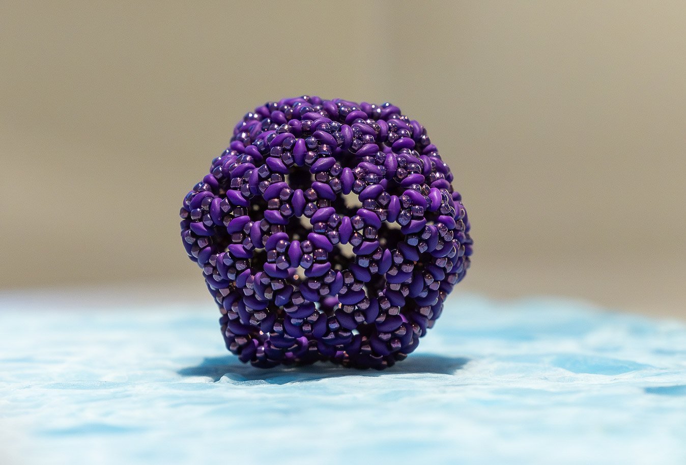 Purple Icosahedron, 2022. Woven glass beads | 6 x 6 x 6 cm | photo : Louis-Étienne Doré