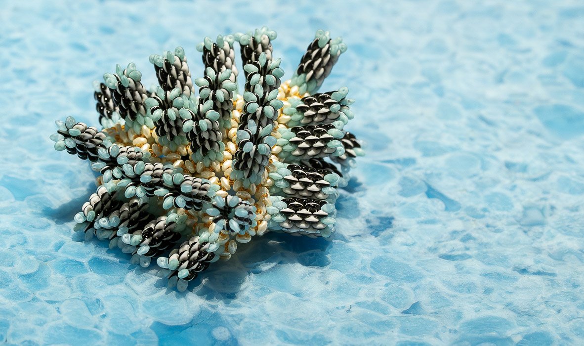 Field of Flowers, 2021. Woven glass beads | 9 x 9 x 3 cm | photo: Louis-Étienne Doré