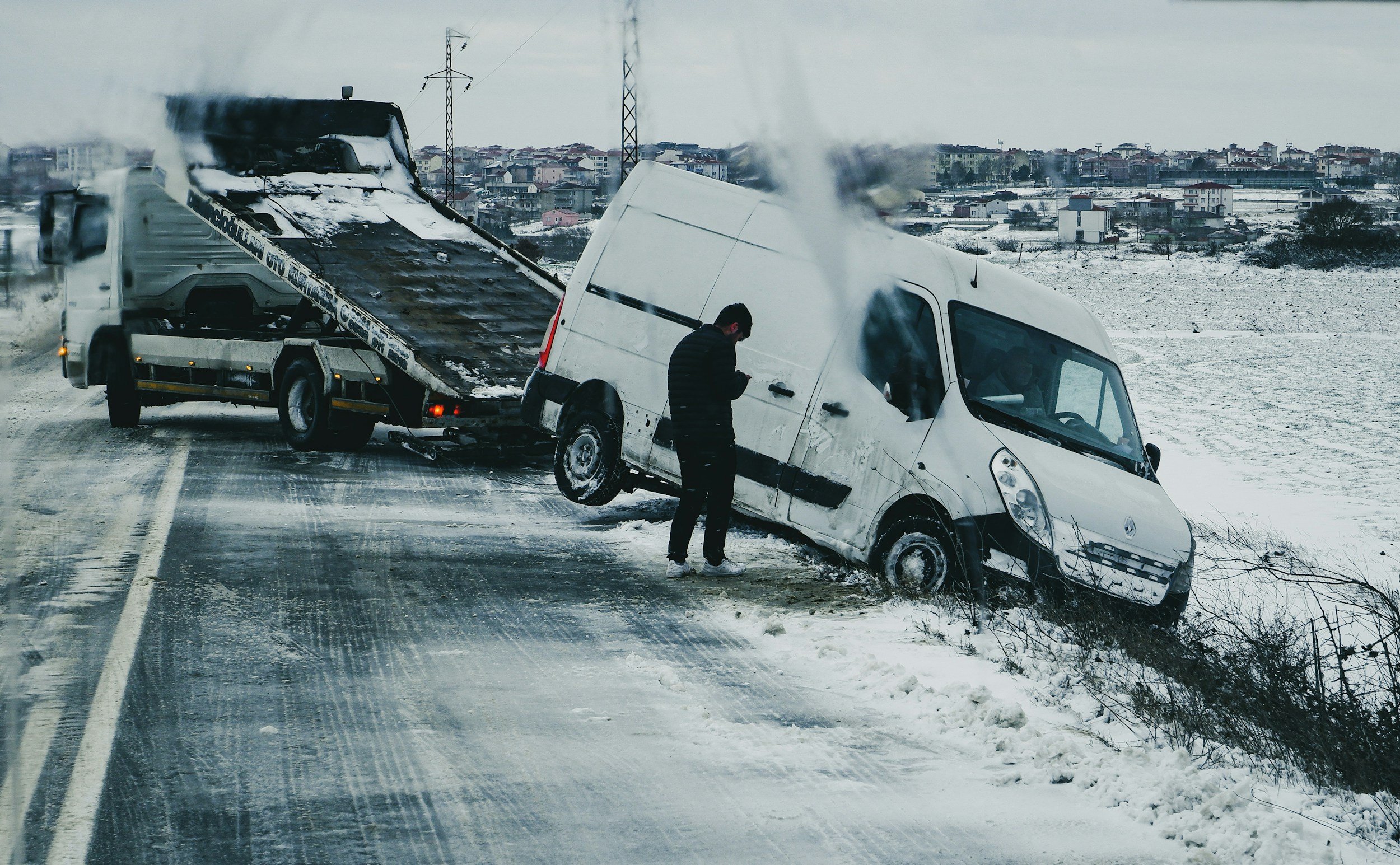 Sådan stopper du bilen sikkert på kolde, våde og saltdækkede veje