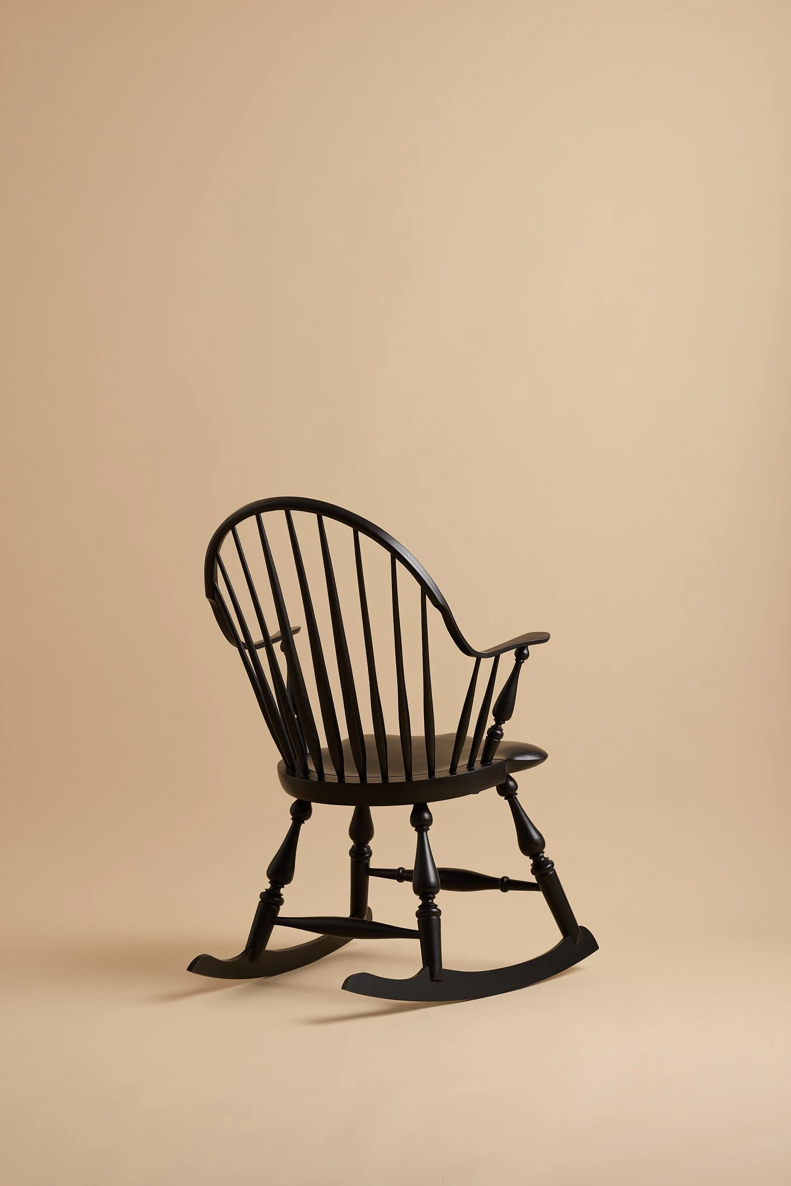 hand-made-continuous-arm-windsor-rocking-chair-03.jpg