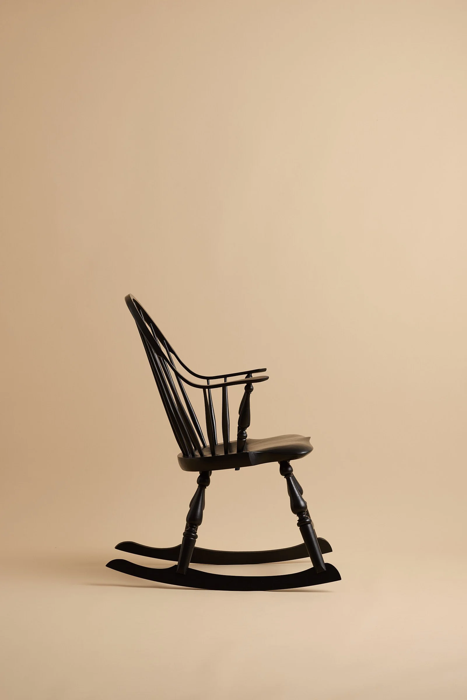 hand-made-continuous-arm-windsor-rocking-chair-05.jpg