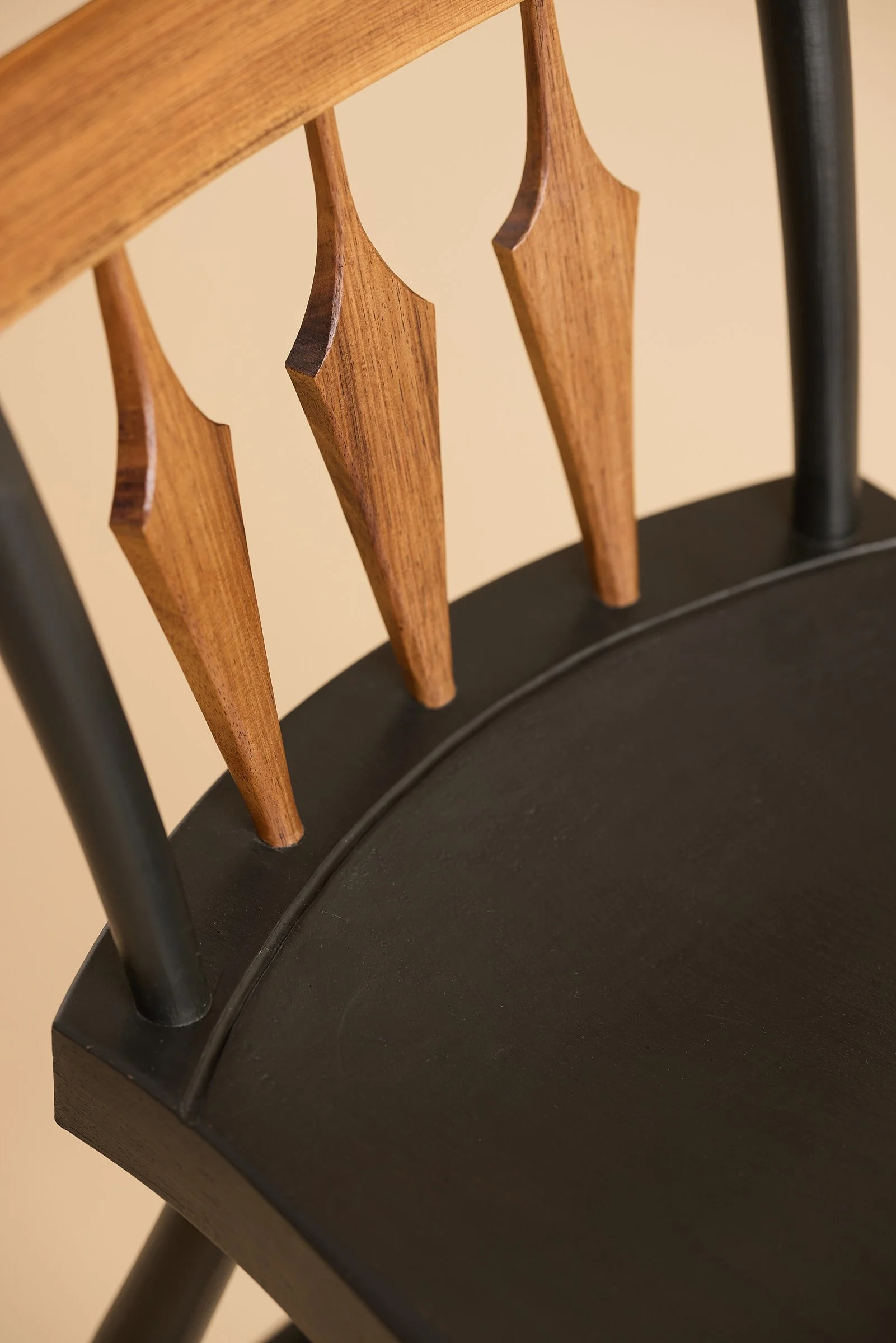 hendersonville-windsor-dining-chair-detail-04.jpg