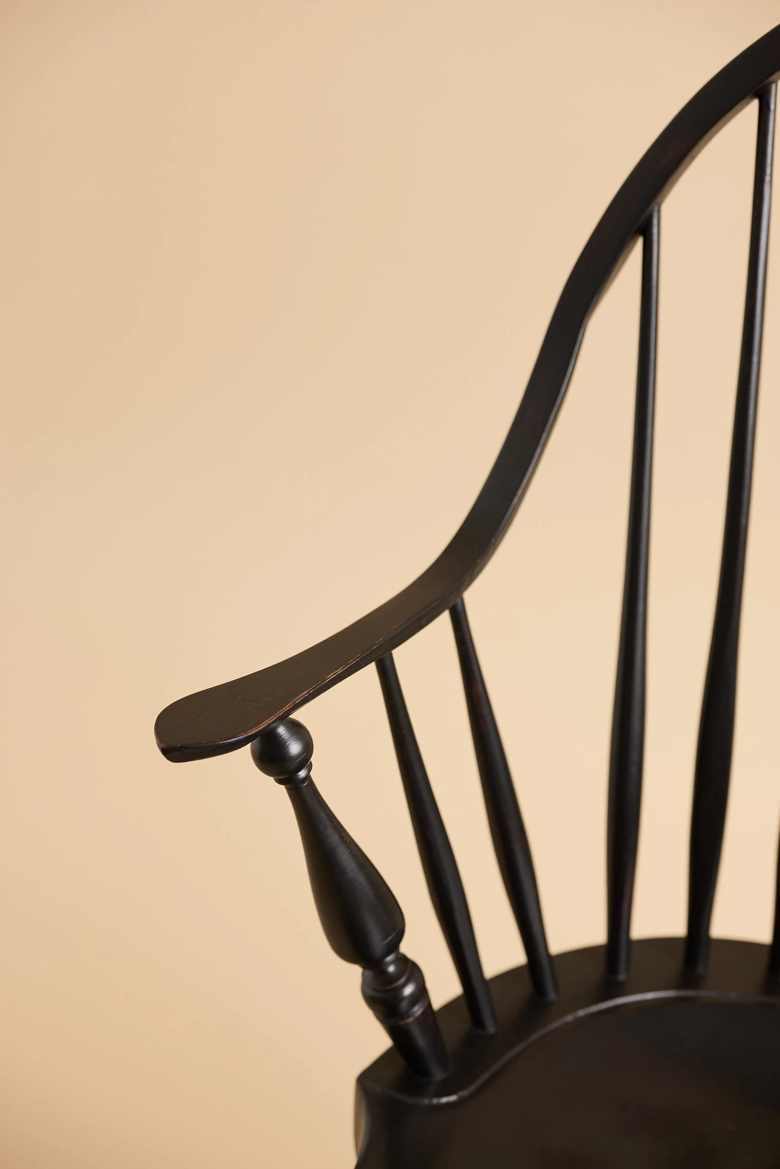 hand-made-continuous-arm-windsor-rocking-chair-detail-03.jpg