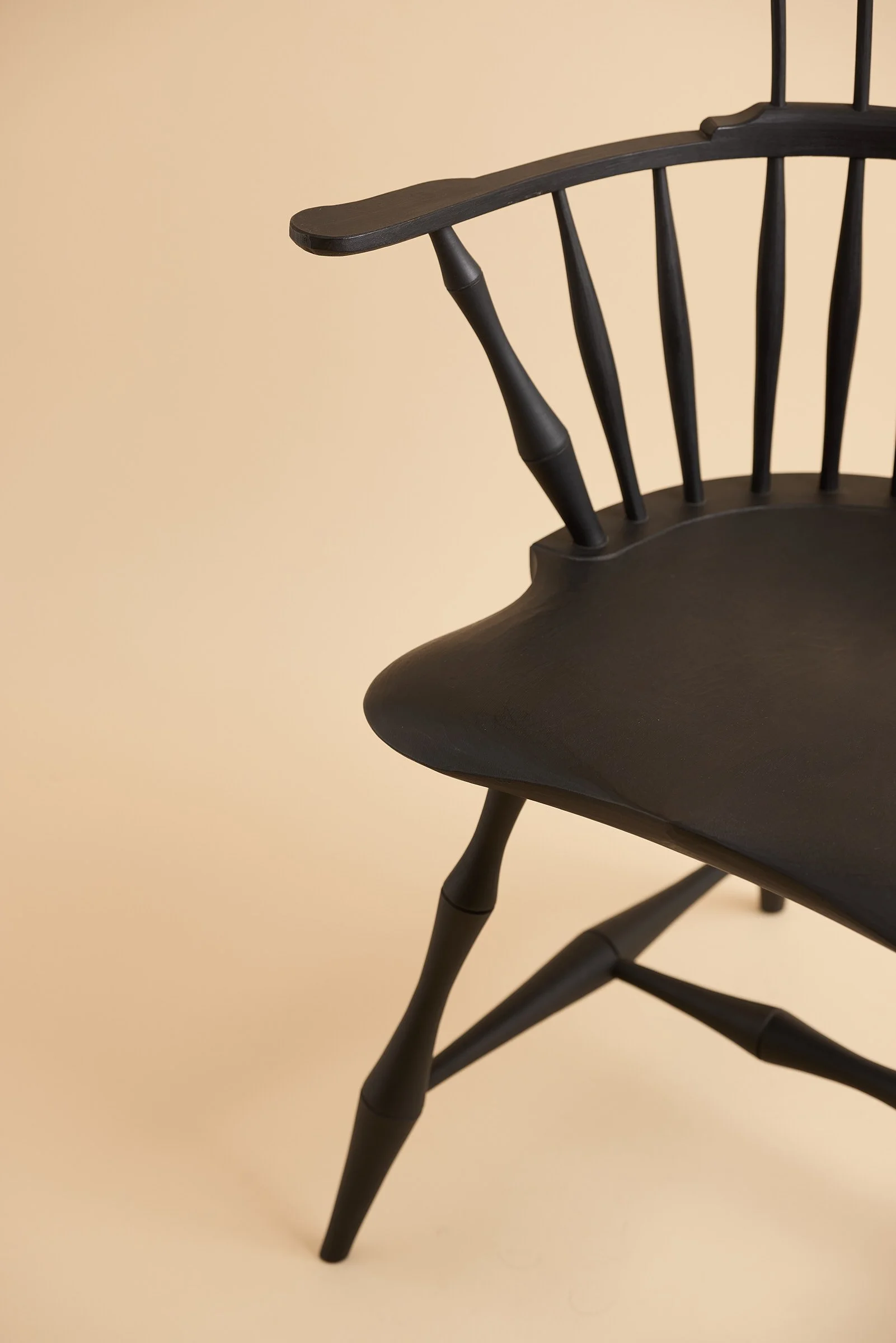 hand-made-comb-back-windsor-arm-chair-detail-03.jpg
