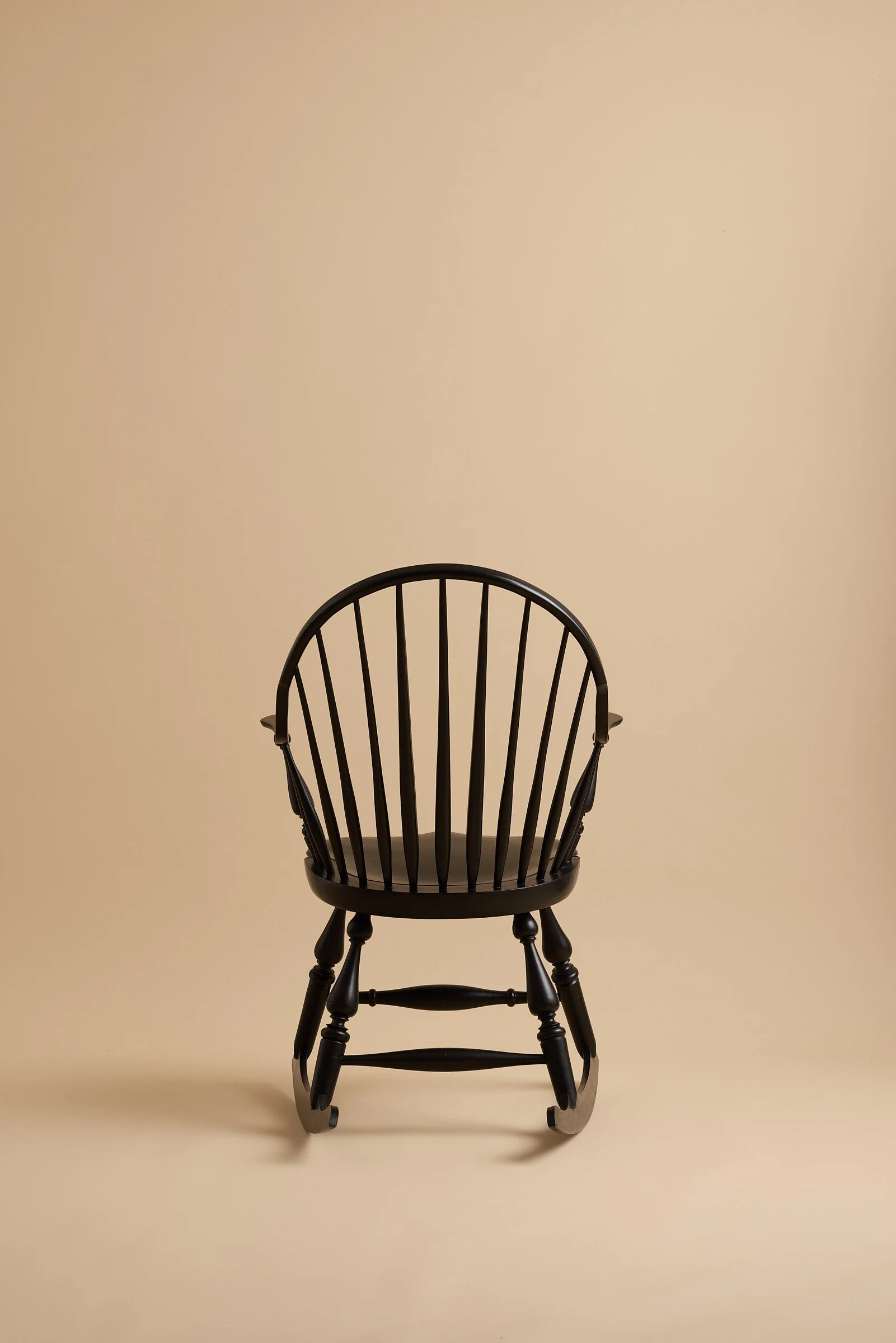 hand-made-continuous-arm-windsor-rocking-chair-04.jpg