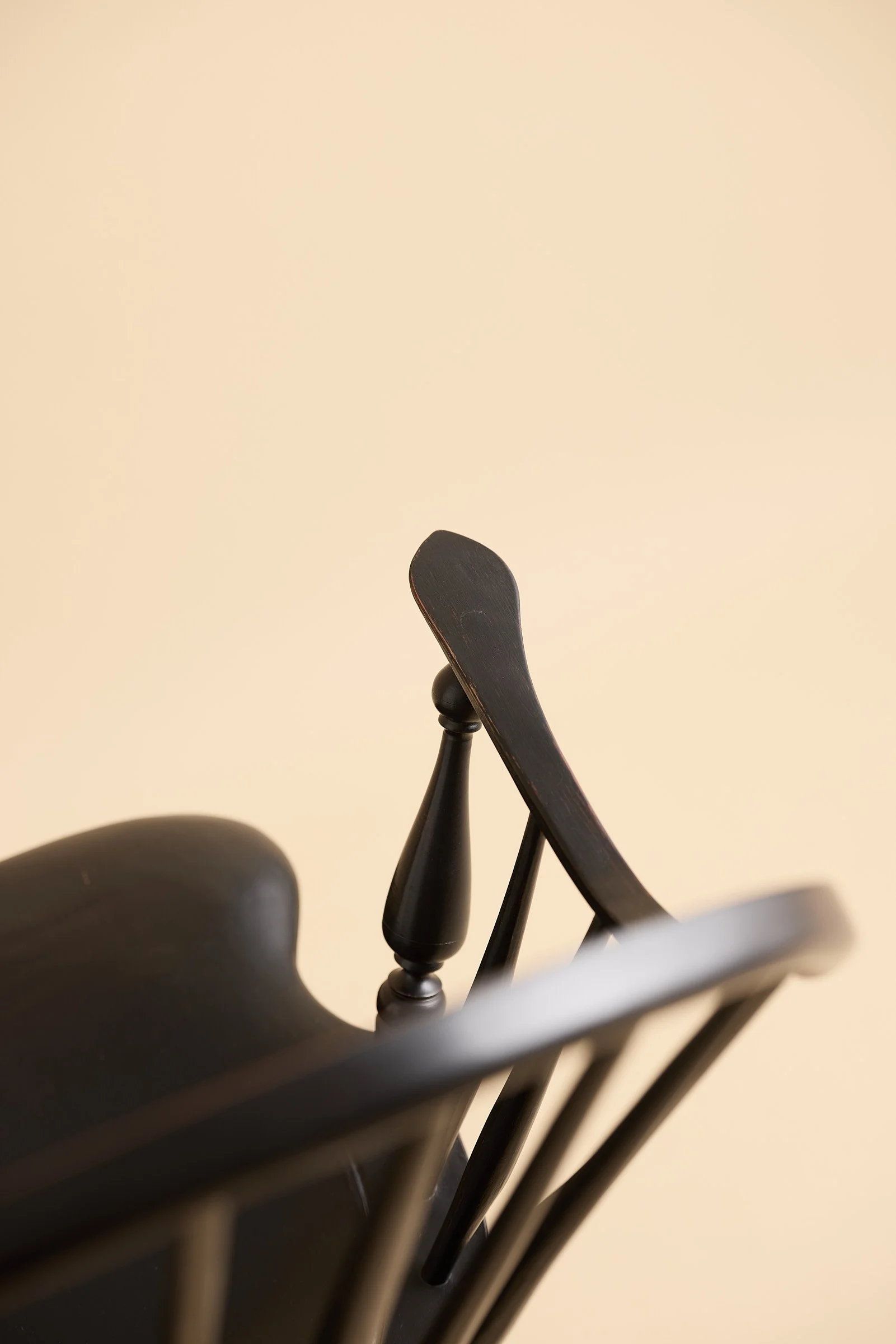 hand-made-continuous-arm-windsor-rocking-chair-detail-07.jpg
