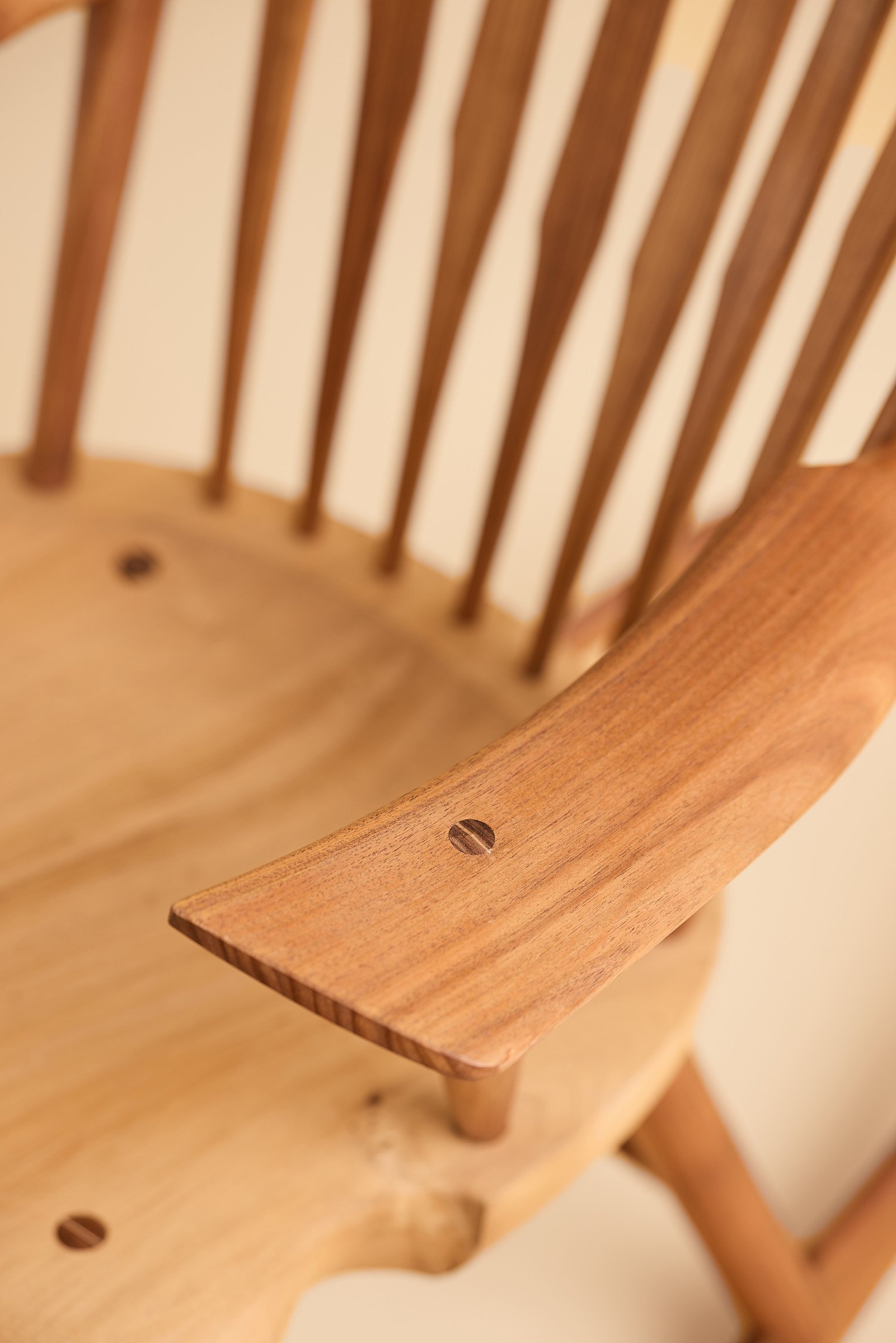 hand-made-large-galbert-windsor-rocking-chair-detail-04.jpg