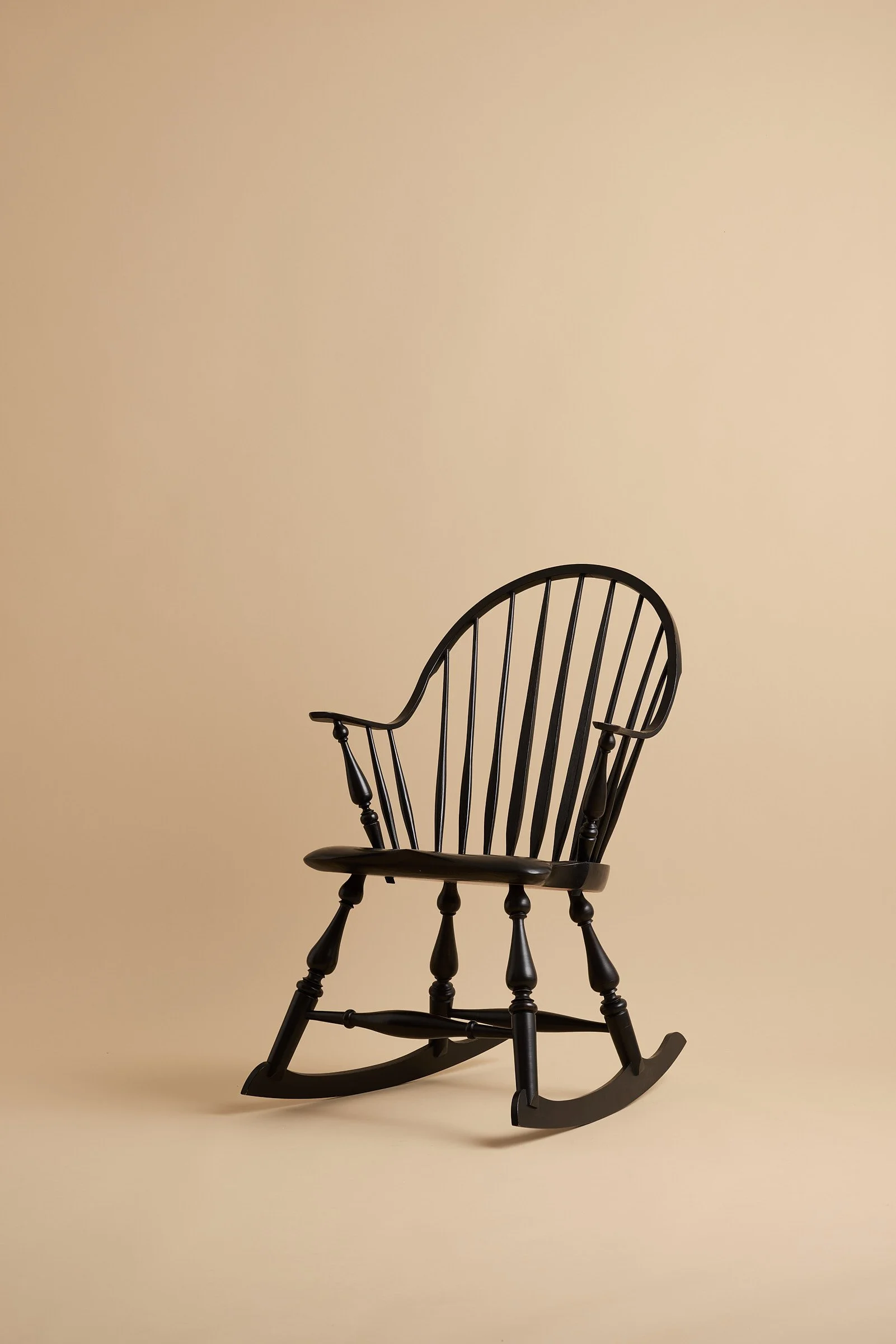hand-made-continuous-arm-windsor-rocking-chair-02.jpg