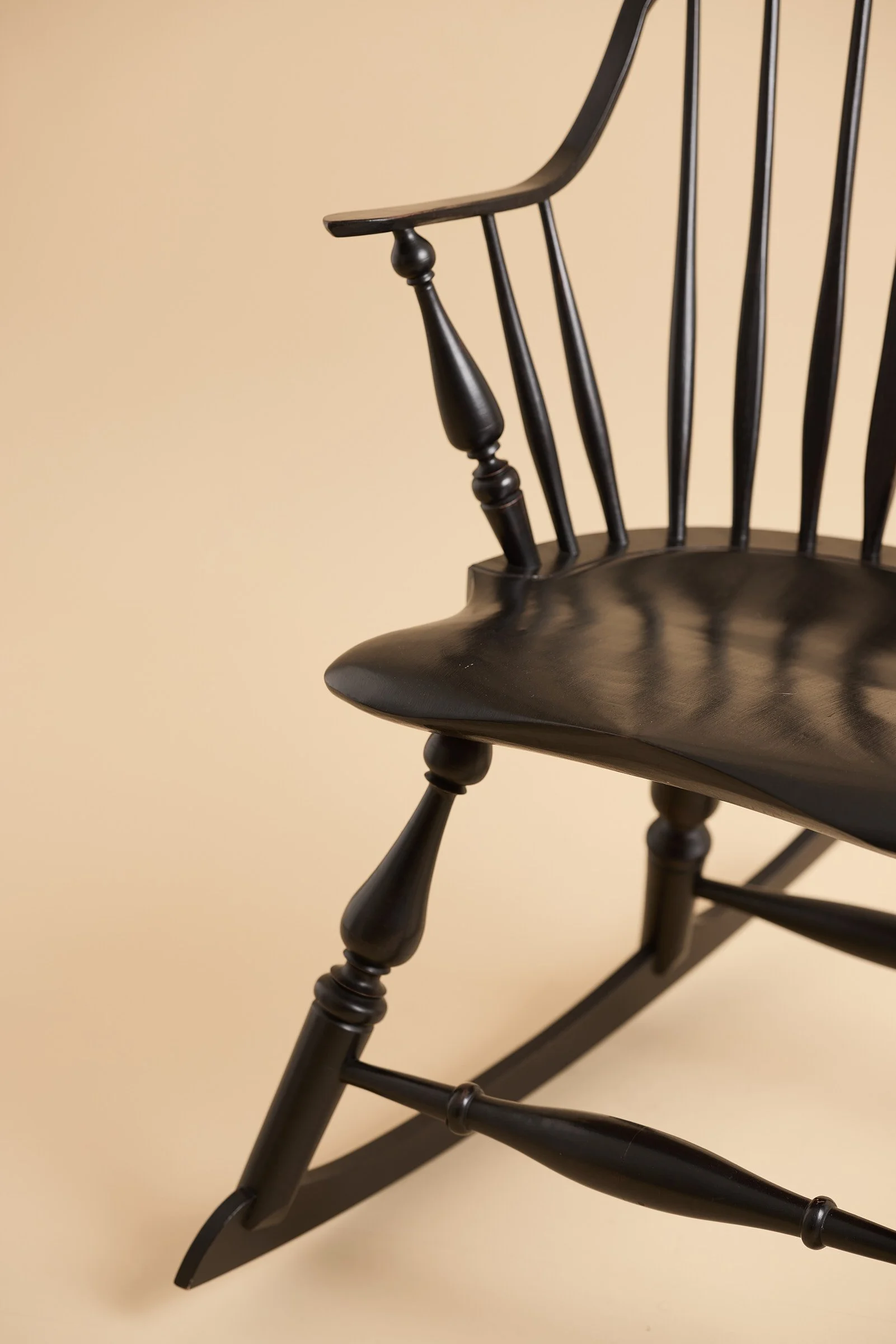 hand-made-continuous-arm-windsor-rocking-chair-detail-02.jpg