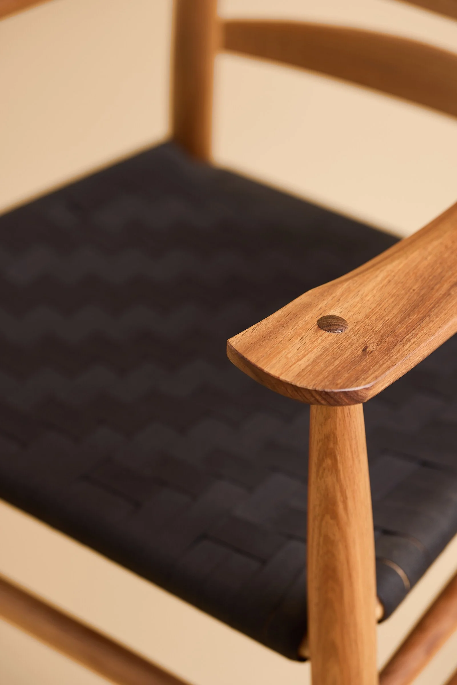 dining-room-ladder-back-arm-chair-detail-01.jpg