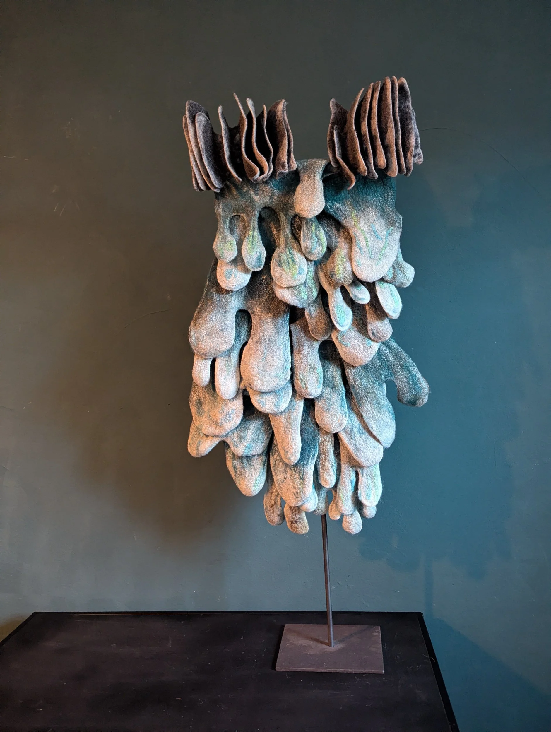 Kunstobjekt "Atem des Wassers" von Heike Schneider, Textilkunst aus dem Voralpenland, südlich von München, Wollkaskade