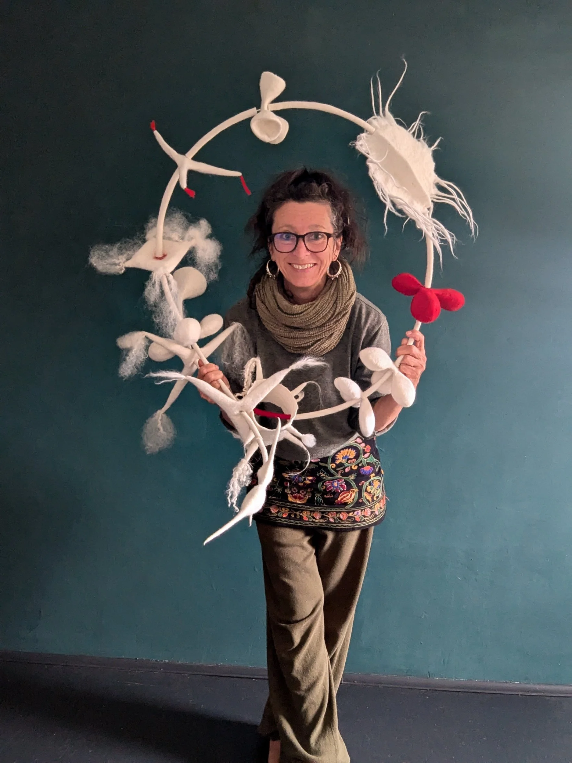 Heike Schneider mit Kunstwerk "Sei ein Unikat - keine Kopie!"