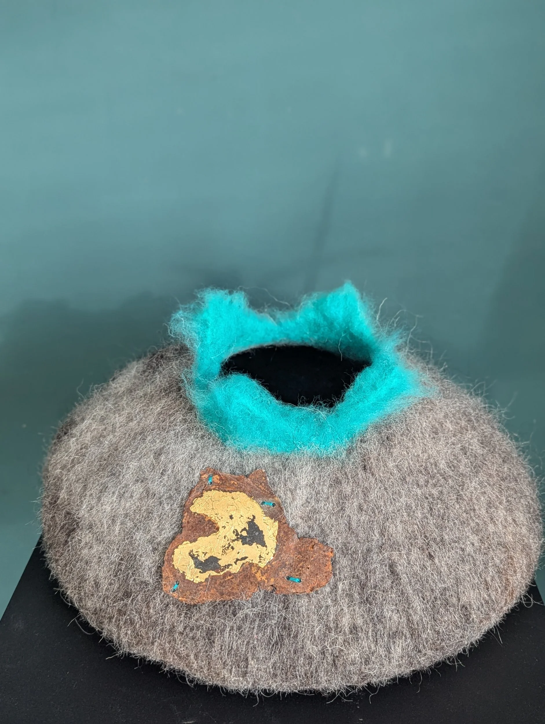 Kunstobjekt Schale aus Tiroler Bergschafwolle, Metall und Blattgold "Wandelzeit" von Heike Schneider, hochwertige Textilkunst aus dem Voralpenland, südlich von München