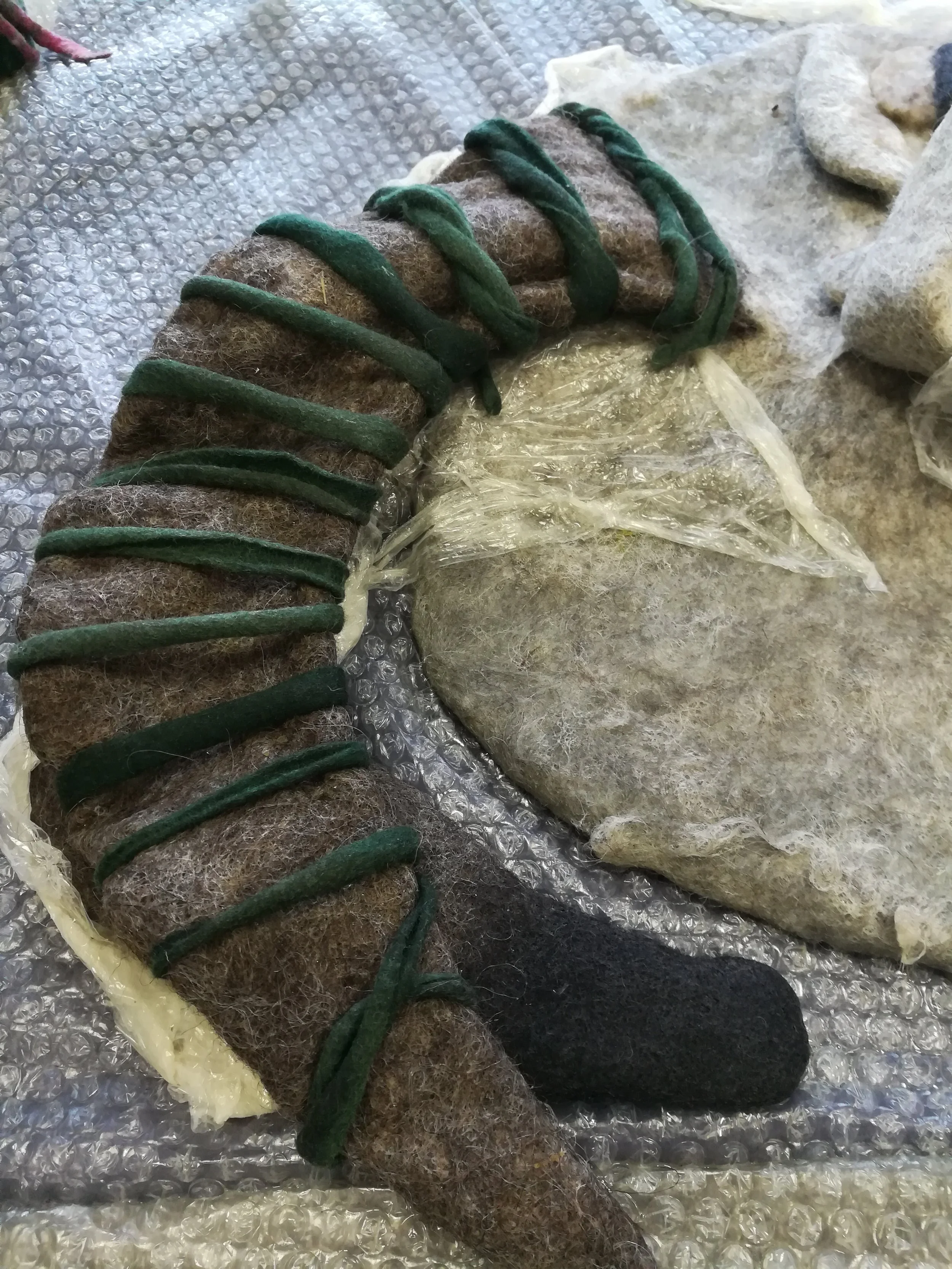 Entstehungsprozeß "Hüter" Detail zum Auslegen der Wolle am Horn