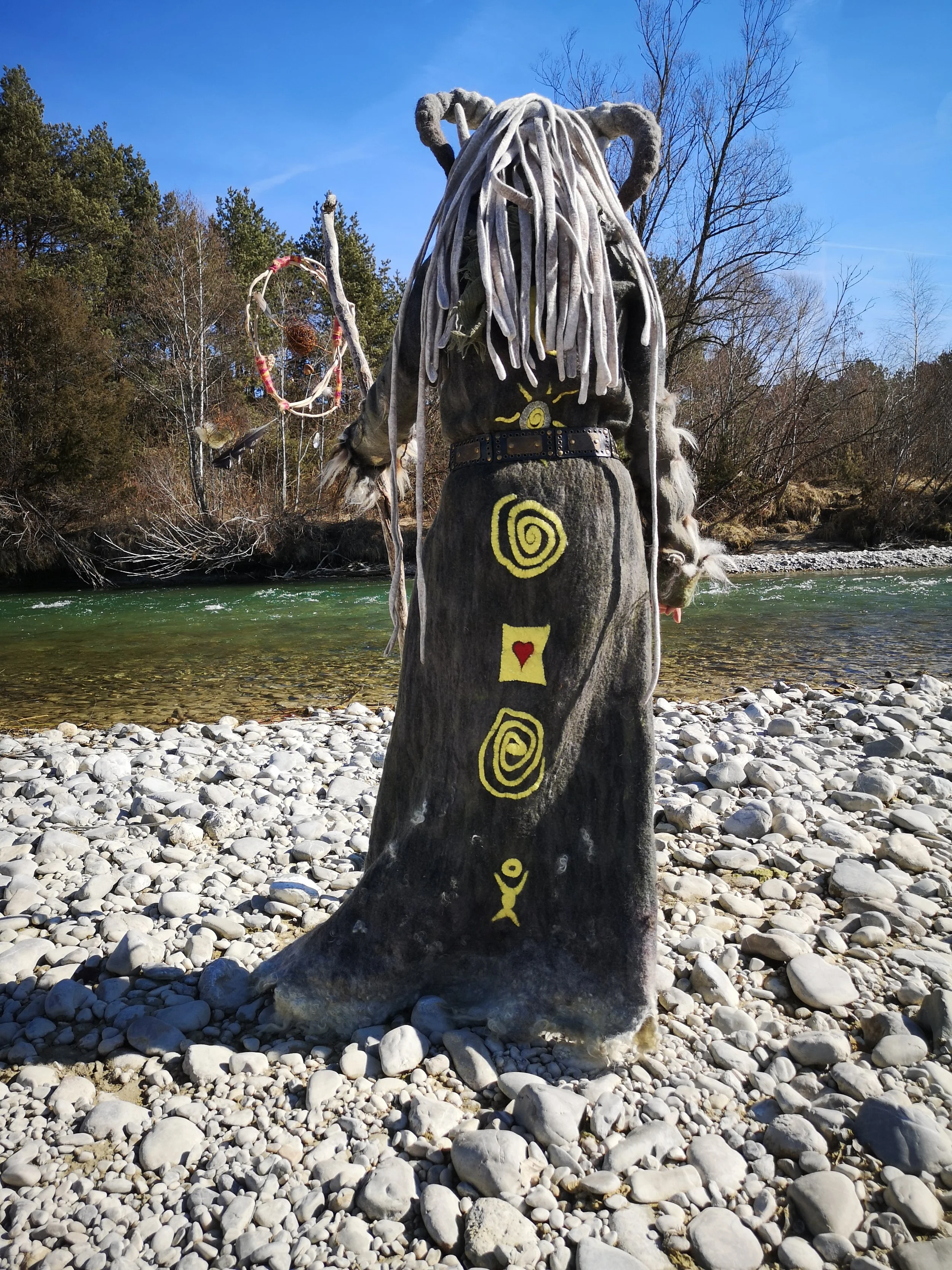 "Der Hüter" am Ufer der Isar - Rückansicht