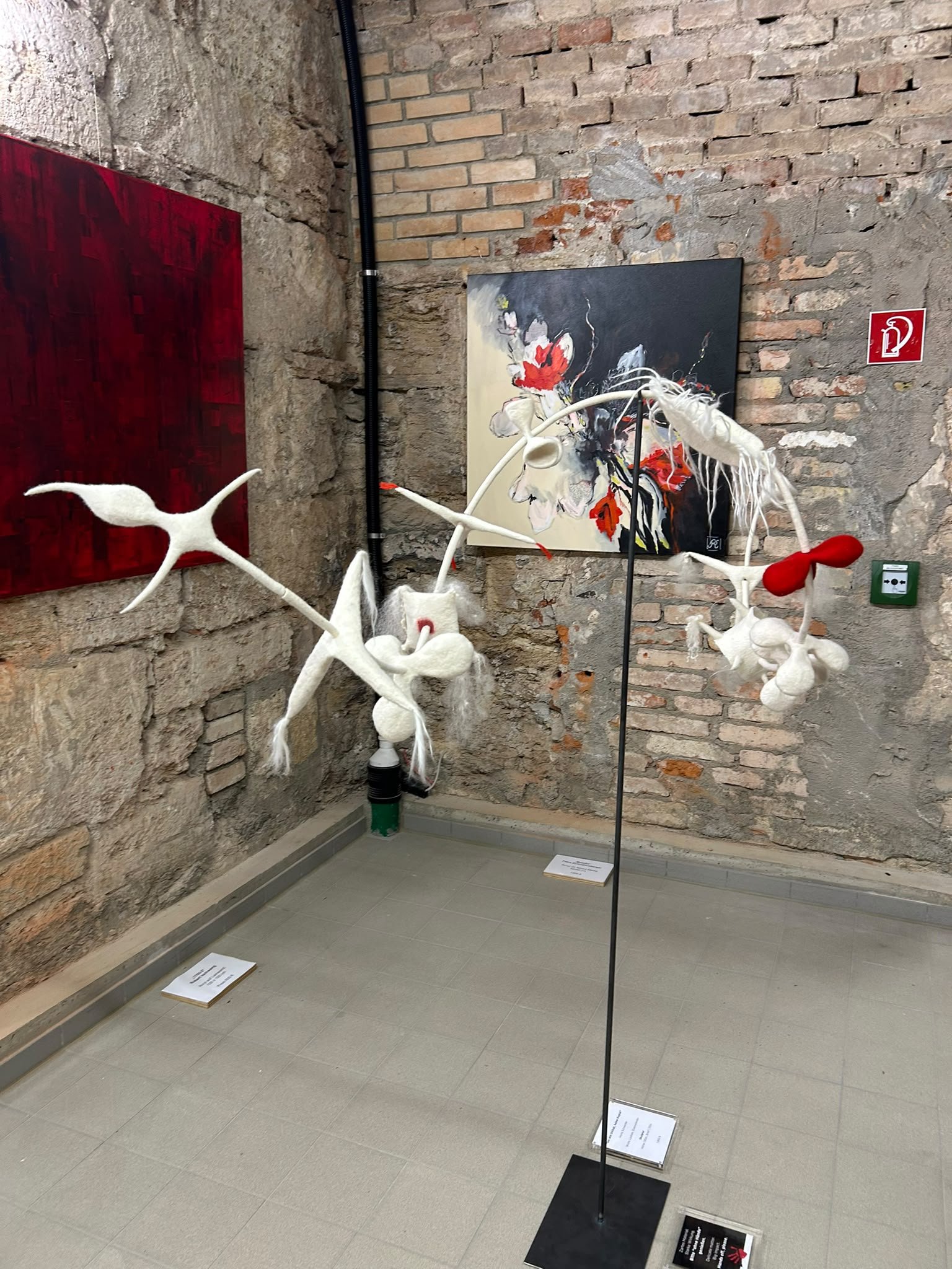 "Wer bin ich?" Skulptur im Sommerkeller Bernried_Heike Schneider