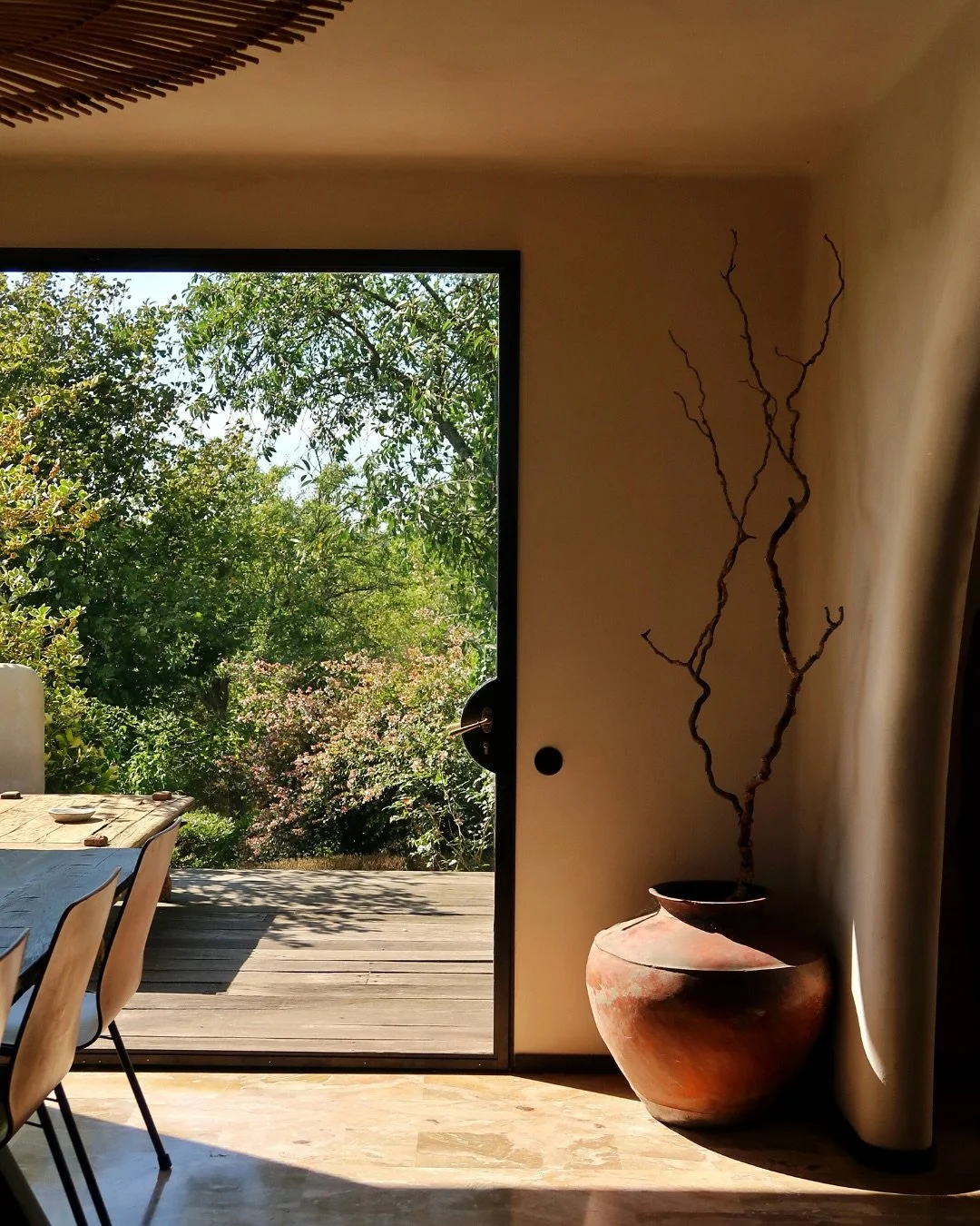 🎞️ Photography of @auboutduverger | A journey within a journey 

Less than two hours from Paris, this stay in Essonne feels like another world. Each corner is  filled with curated objects from across the globe. Literally a treat for eyes and soul 🫂