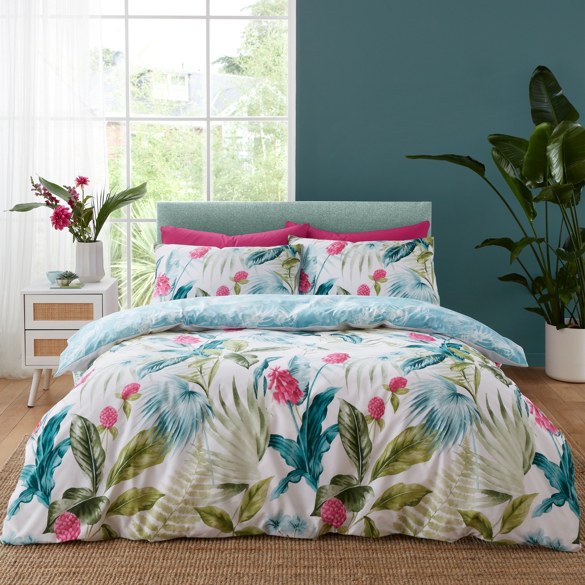 🌺🌴Aruba🌴🌺

Inspired by the vibrant and enchanting tropicana of Aruba, this bedding will transport you to a lush oasis of exotic beauty and serene relaxation. Showcasing a symphony of vibrant colours, lush palm leaves and vibrant flowers are contr