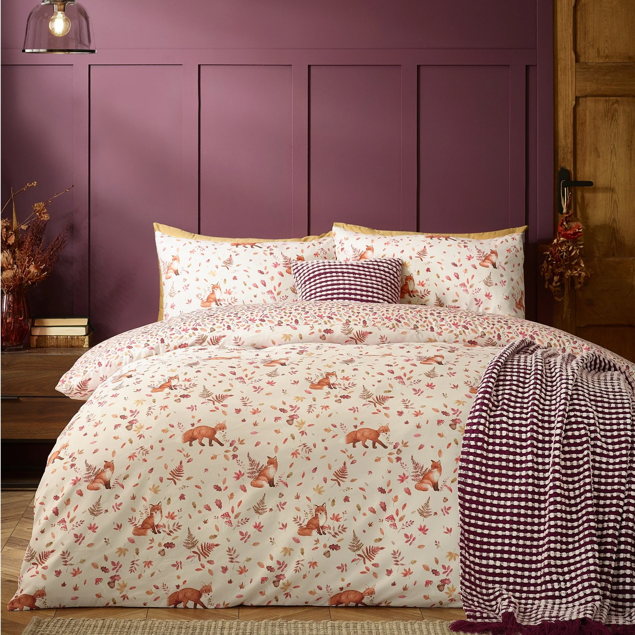 🦊 A playful touch of nature for your home 🍂
Woodland Fox brings the charm of the forest indoors with adorable foxes surrounded by leaves and foliage. Fully reversible with a simple leaf design, it offers two versatile looks in one. Made from easy-