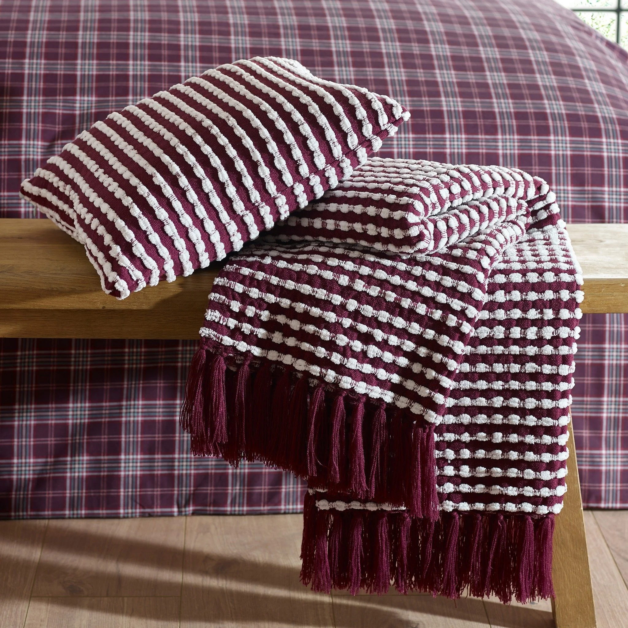🖤 Effortless style meets cosy comfort ✨
Add a touch of texture to your space with our stab stitch throw and matching cushion in rich plum tones. The throw features tasselled edging for extra detail, while the cushion completes the look with a coord