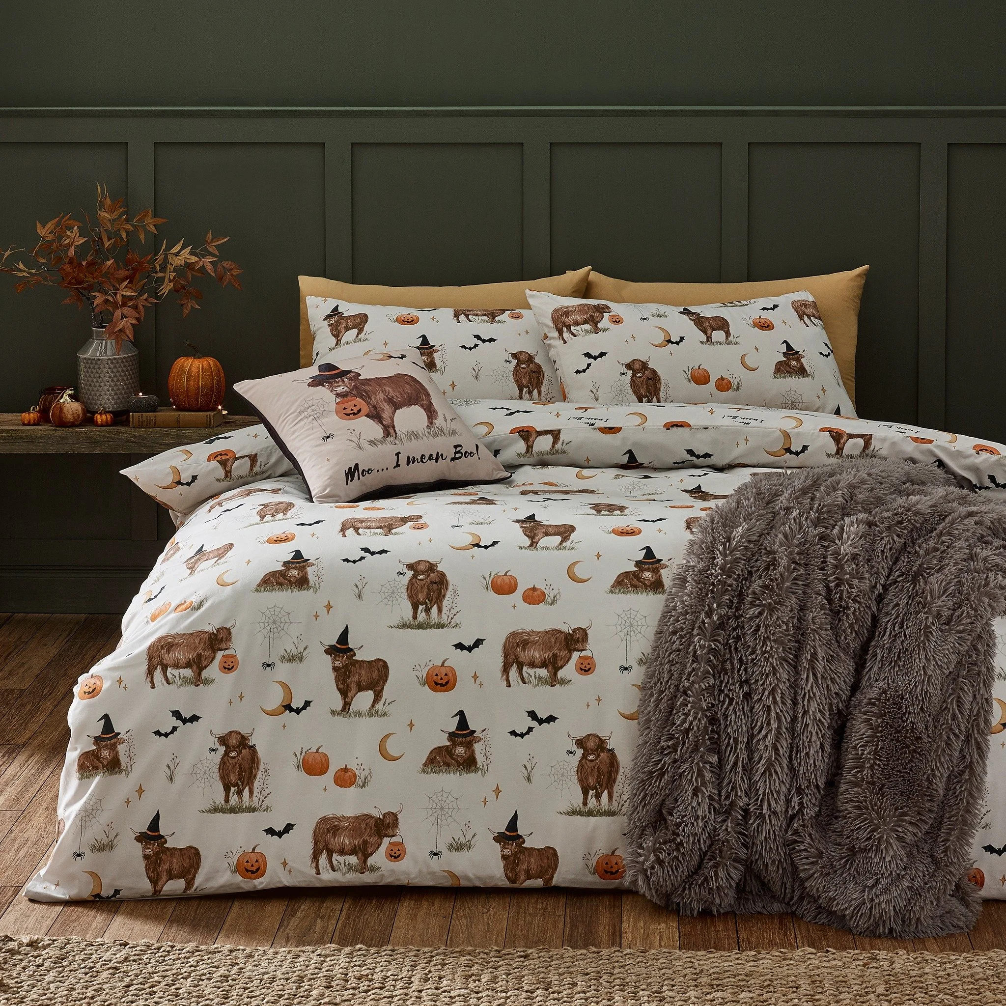 🎃 Add a touch of spooky charm to your bedroom with Halloween Highland Cow! 
This playful design features adorable highland cows surrounded by pumpkins, bats, moons, and spider webs for the perfect seasonal look. Fully reversible and made from a sof