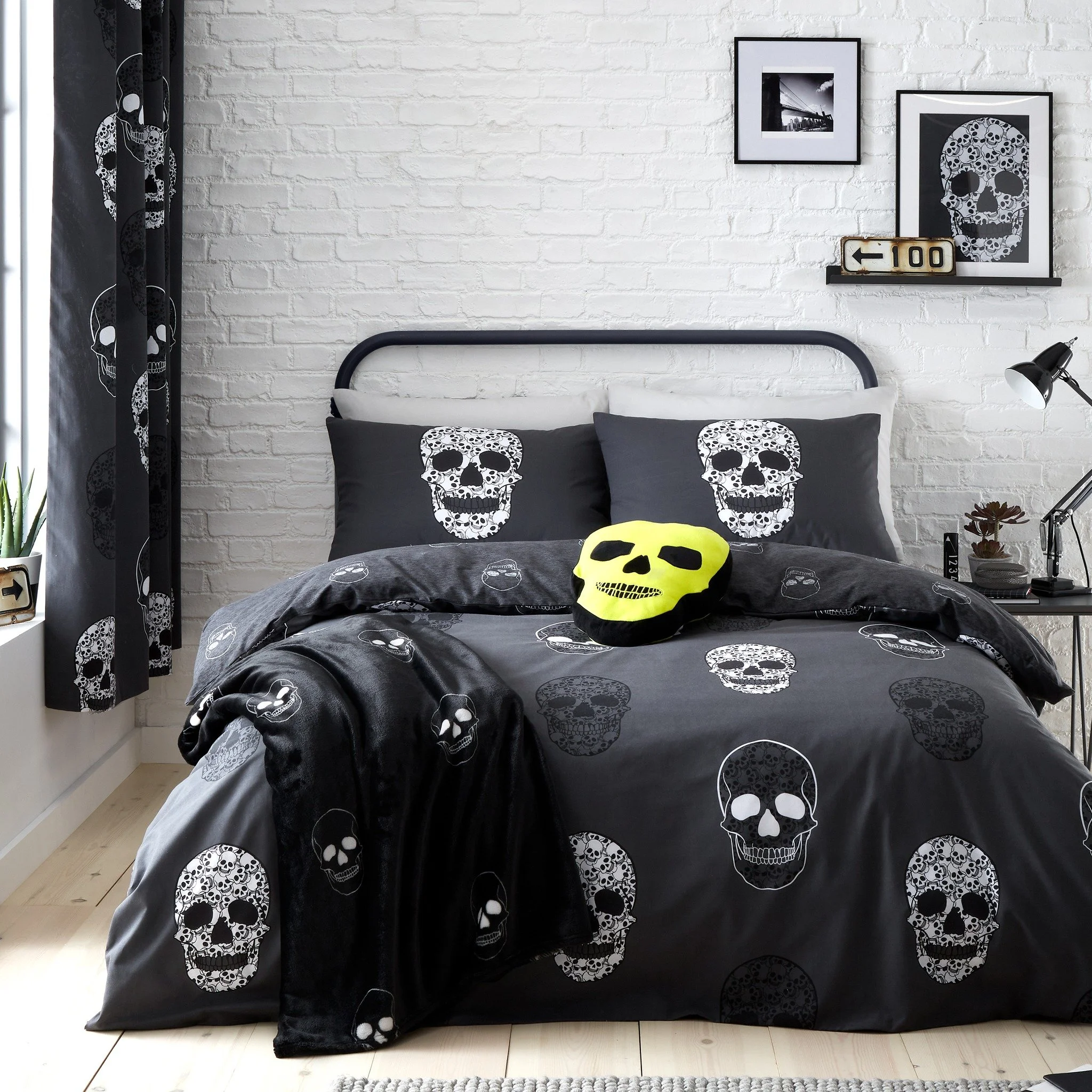 🖤 Perfect for little ones with big personalities, the Skulls bedlinen brings bold style to bedtime. Featuring a striking skull design on a cool black background, it adds the perfect touch of attitude to any room. Complete the look with matching fitt